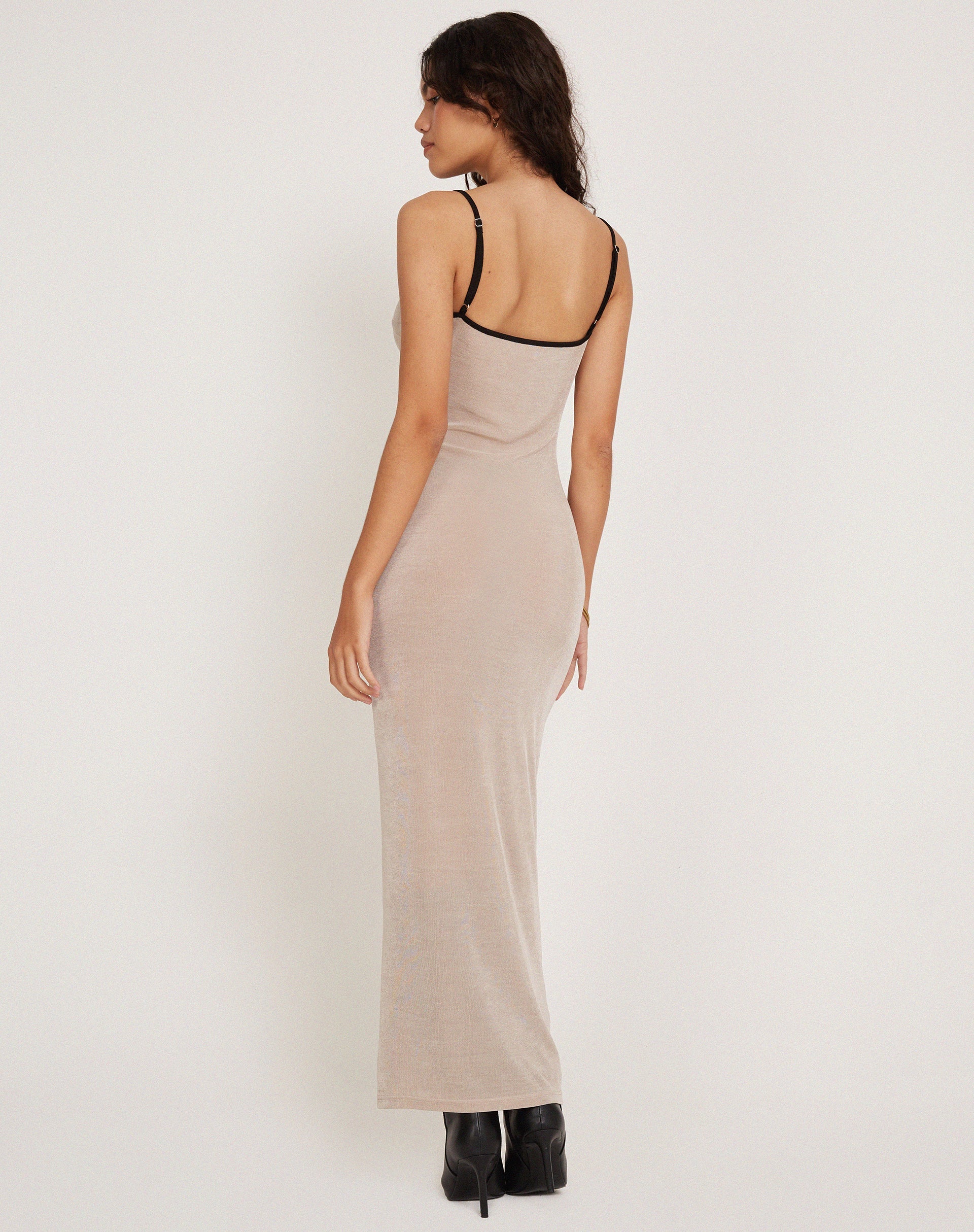 Immagine di Tahlia Maxi Dress in Champagne con rilegatura nera