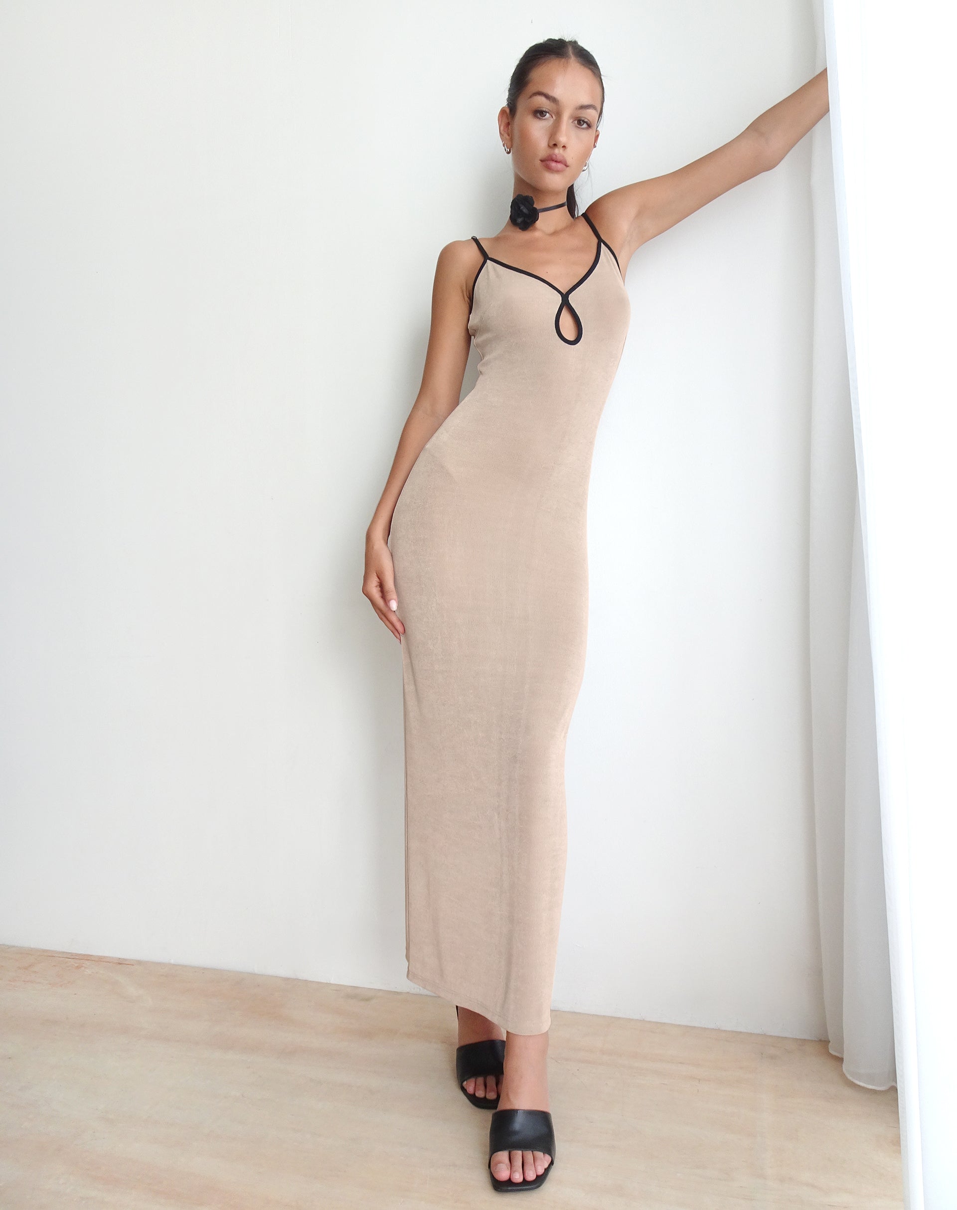 Immagine di Tahlia Maxi Dress in Champagne con rilegatura nera