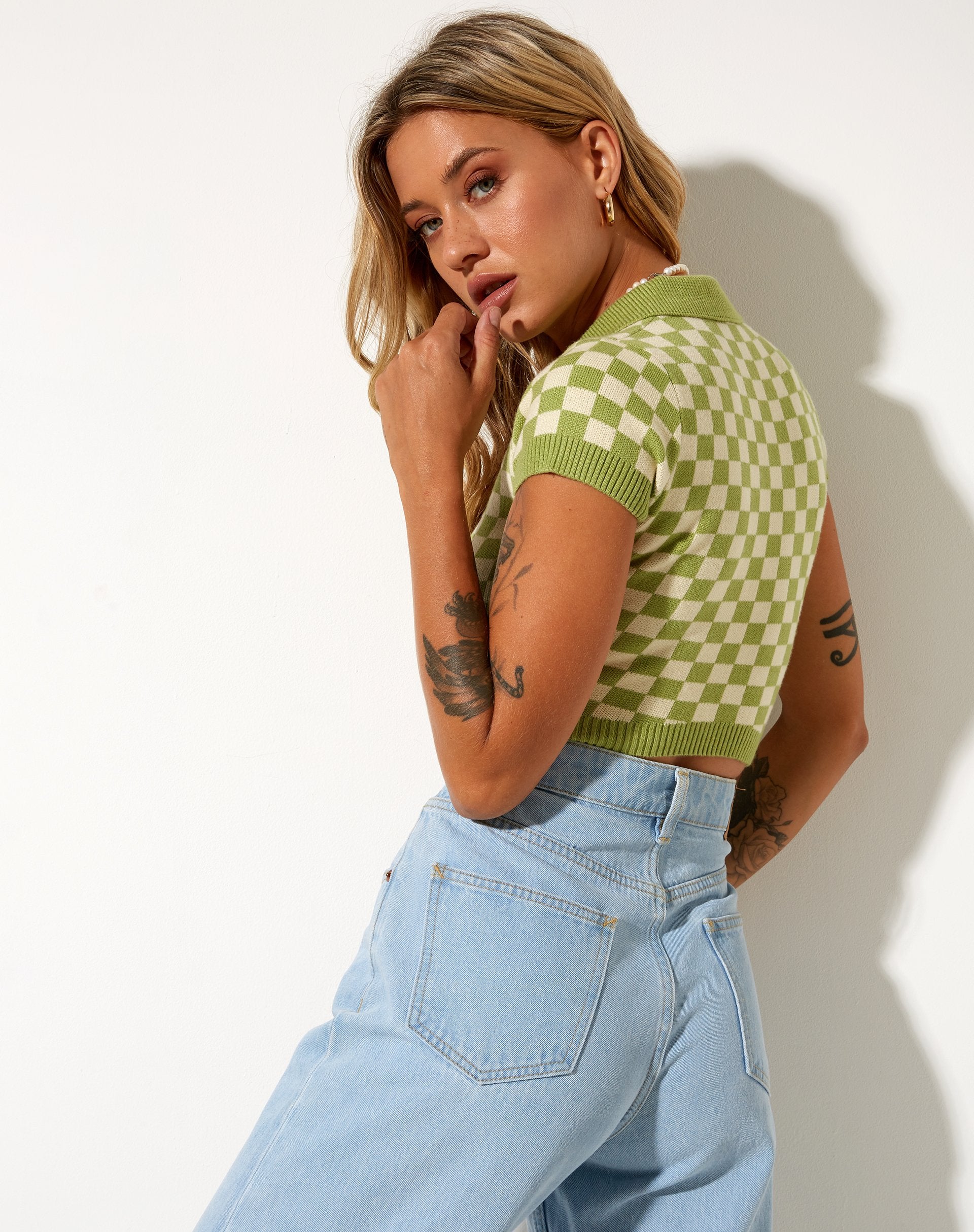 Immagine di Tamma Crop Top a scacchiera all'uncinetto verde e crema