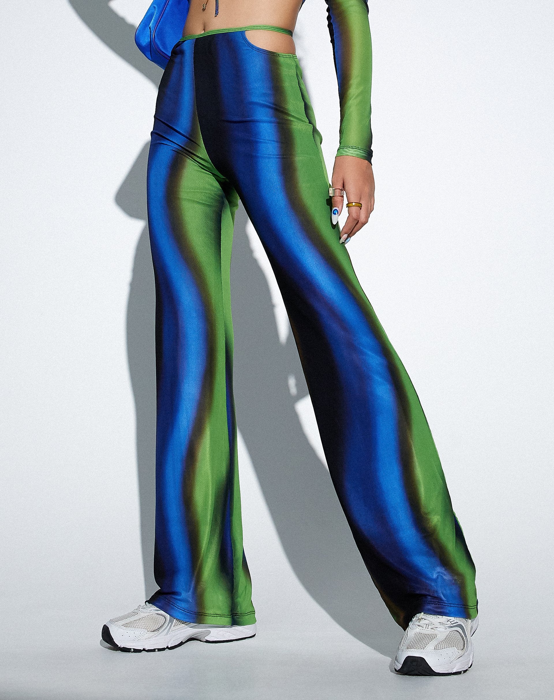 Immagine di MOTEL X OLIVIA NEILL Mares Flare Trouser in verde e blu solarizzato