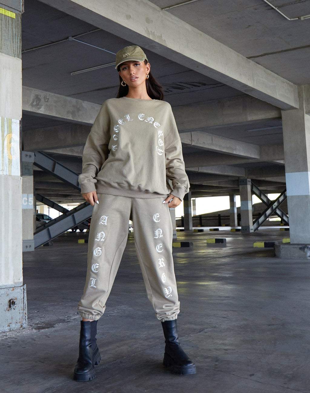 Basta Jogger in Eucalipto con ricamo "Angel Energy".