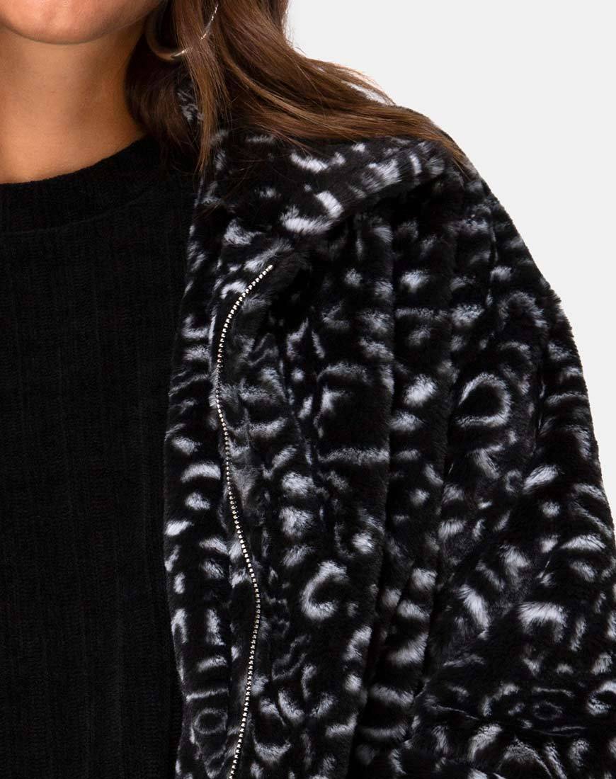 Immagine del cappotto di pelliccia di orsacchiotto in nero leopardato
