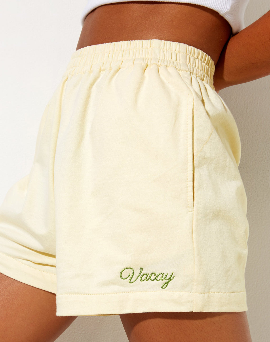 Pantaloncini Terry in crema di burro con ricamo Vacay