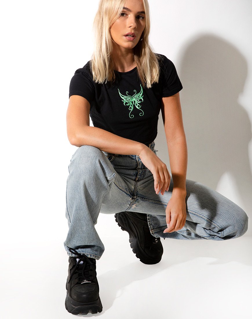 Immagine di Tindy Crop Top in nero con farfalla verde embro