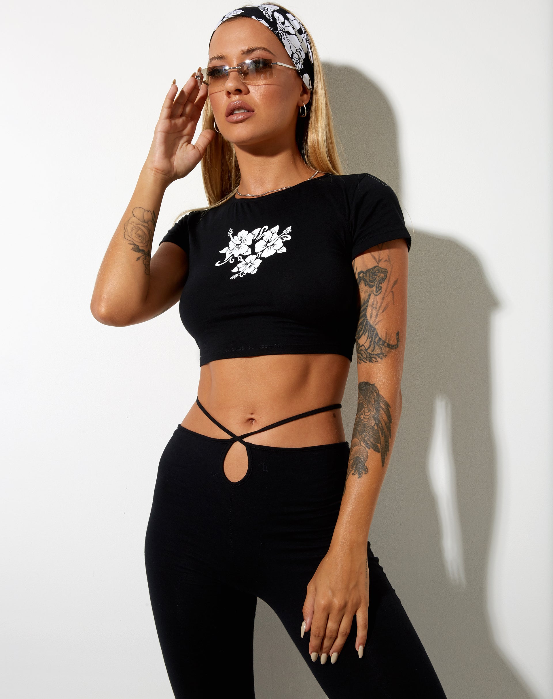 Immagine di Tindy Crop Top in nero Hibiscus