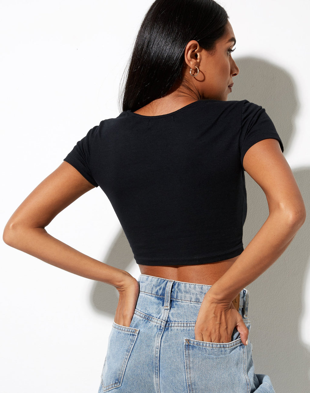 Tindy Crop in nero con ricamo a fungo rosso