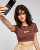 Immagine di Tindy Crop Top in mogano intenso con ricamo rosa fata