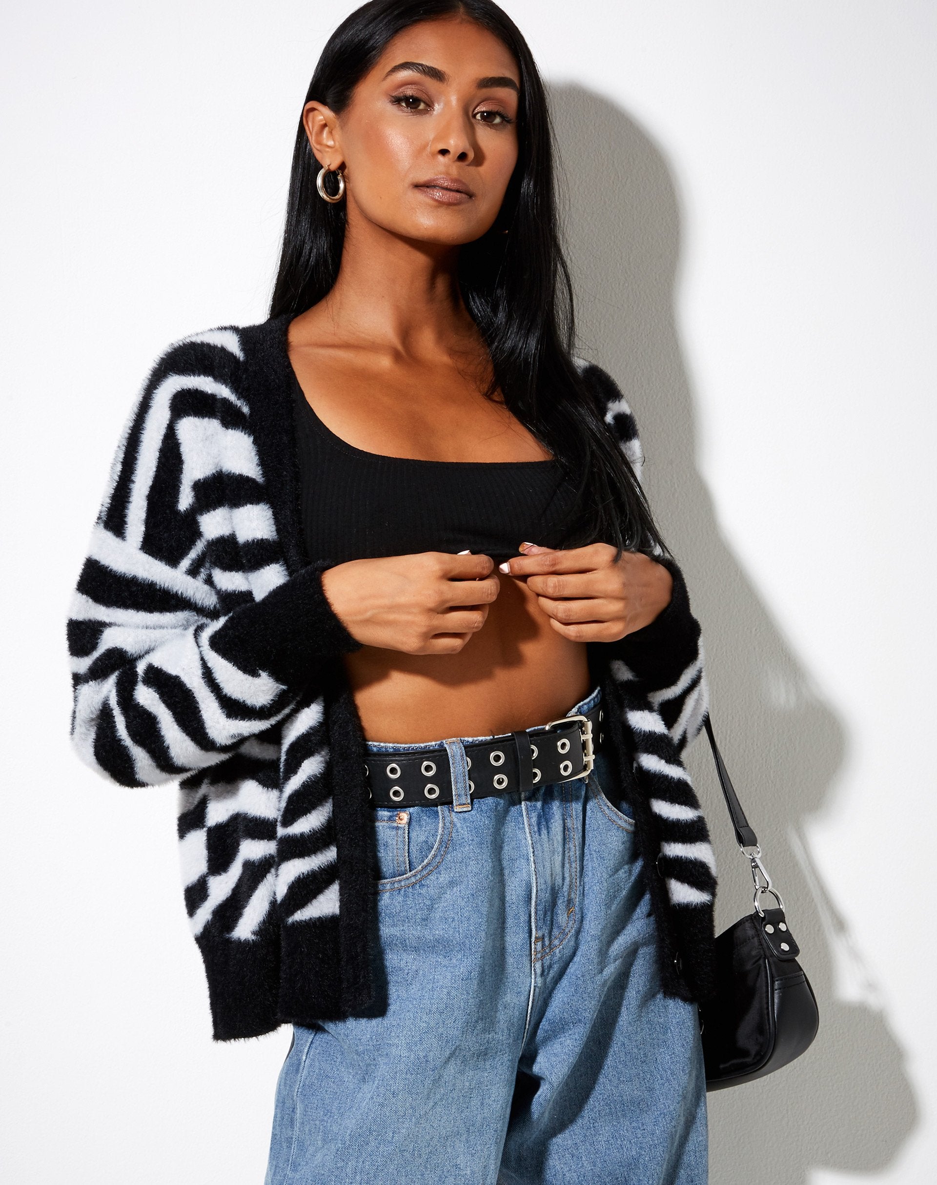 Immagine del cardigan Uriela in maglia zebrata in bianco e nero