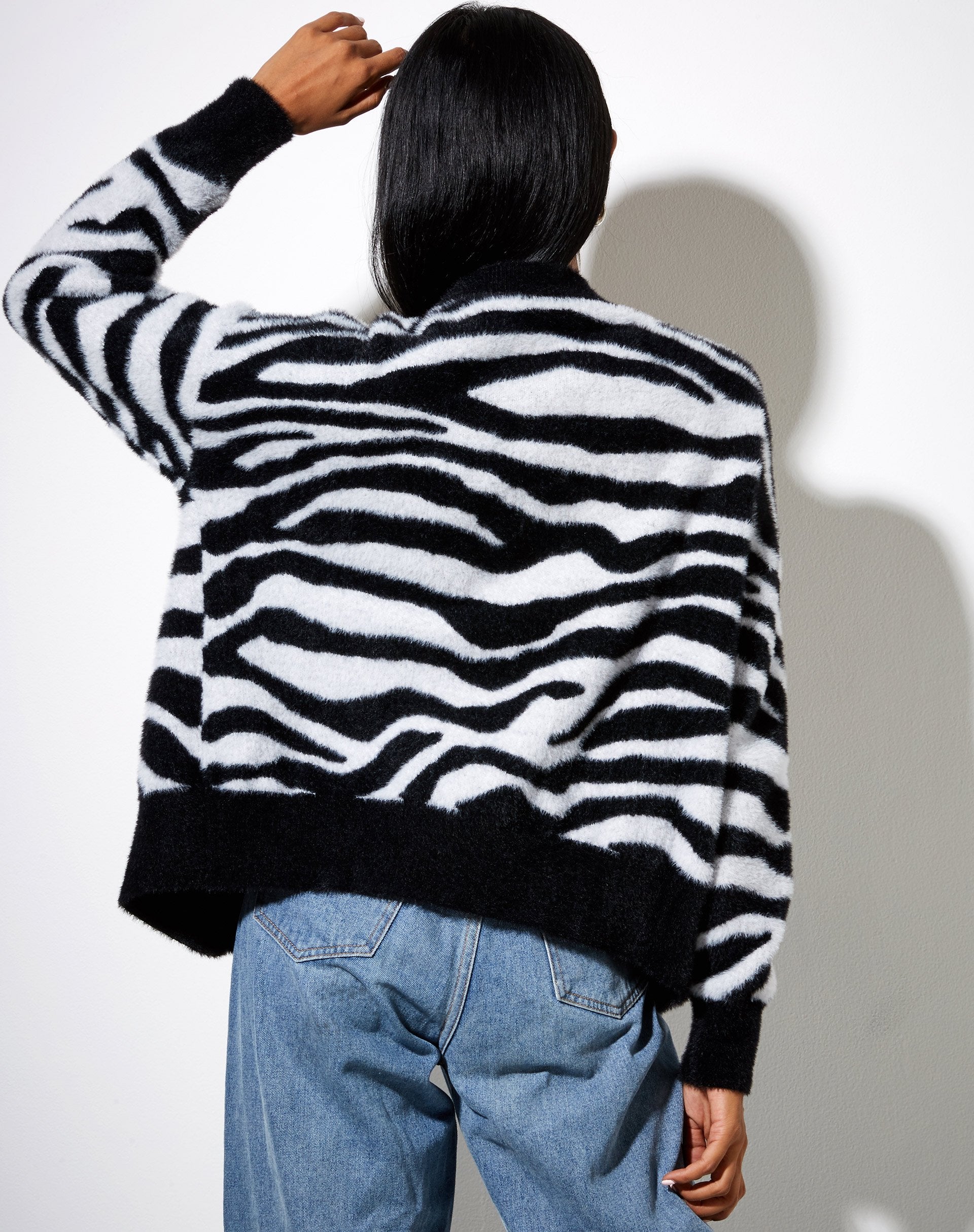 Immagine del cardigan Uriela in maglia zebrata in bianco e nero