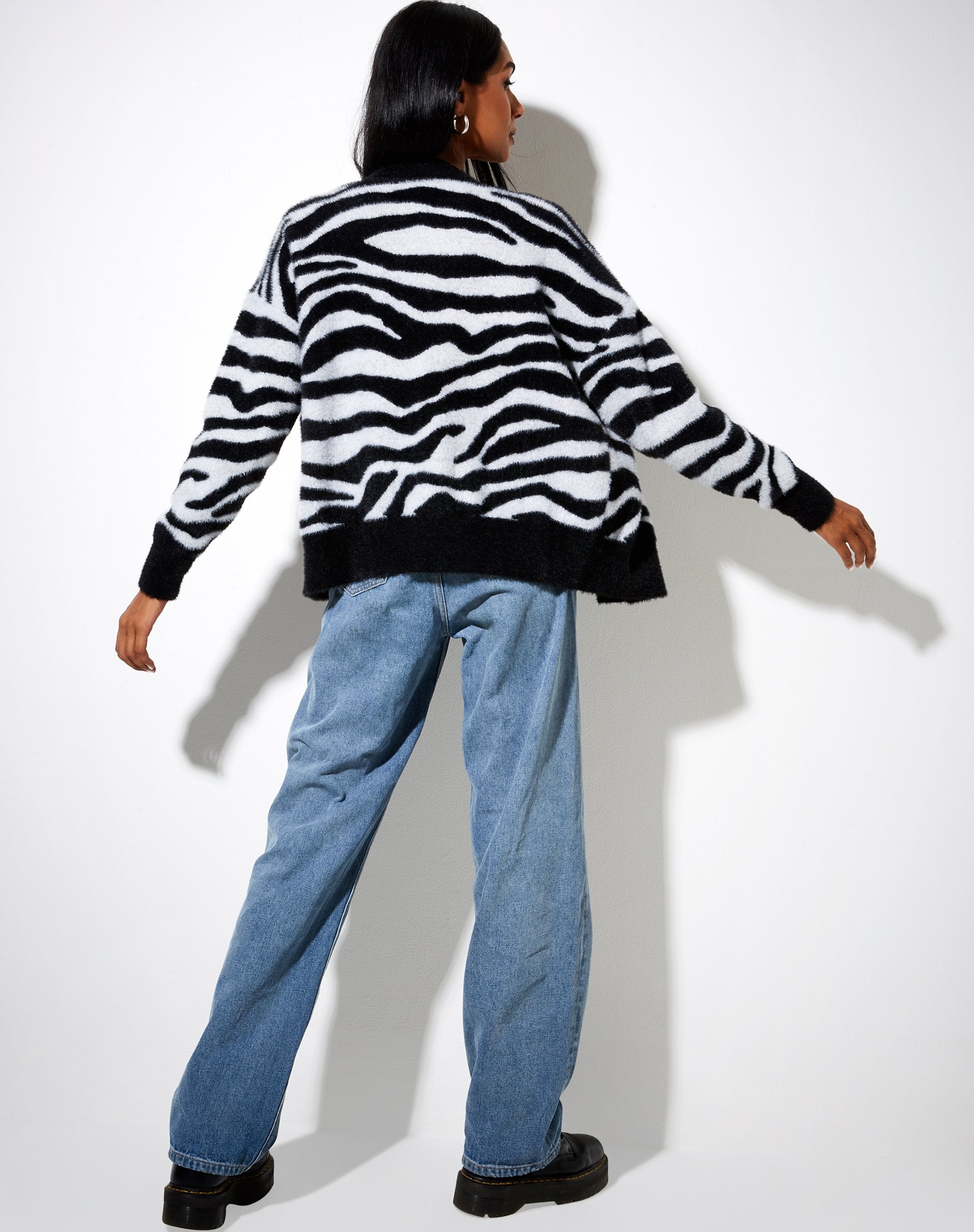 Immagine del cardigan Uriela in maglia zebrata in bianco e nero