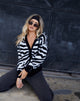 Immagine del cardigan Uriela in maglia zebrata in bianco e nero