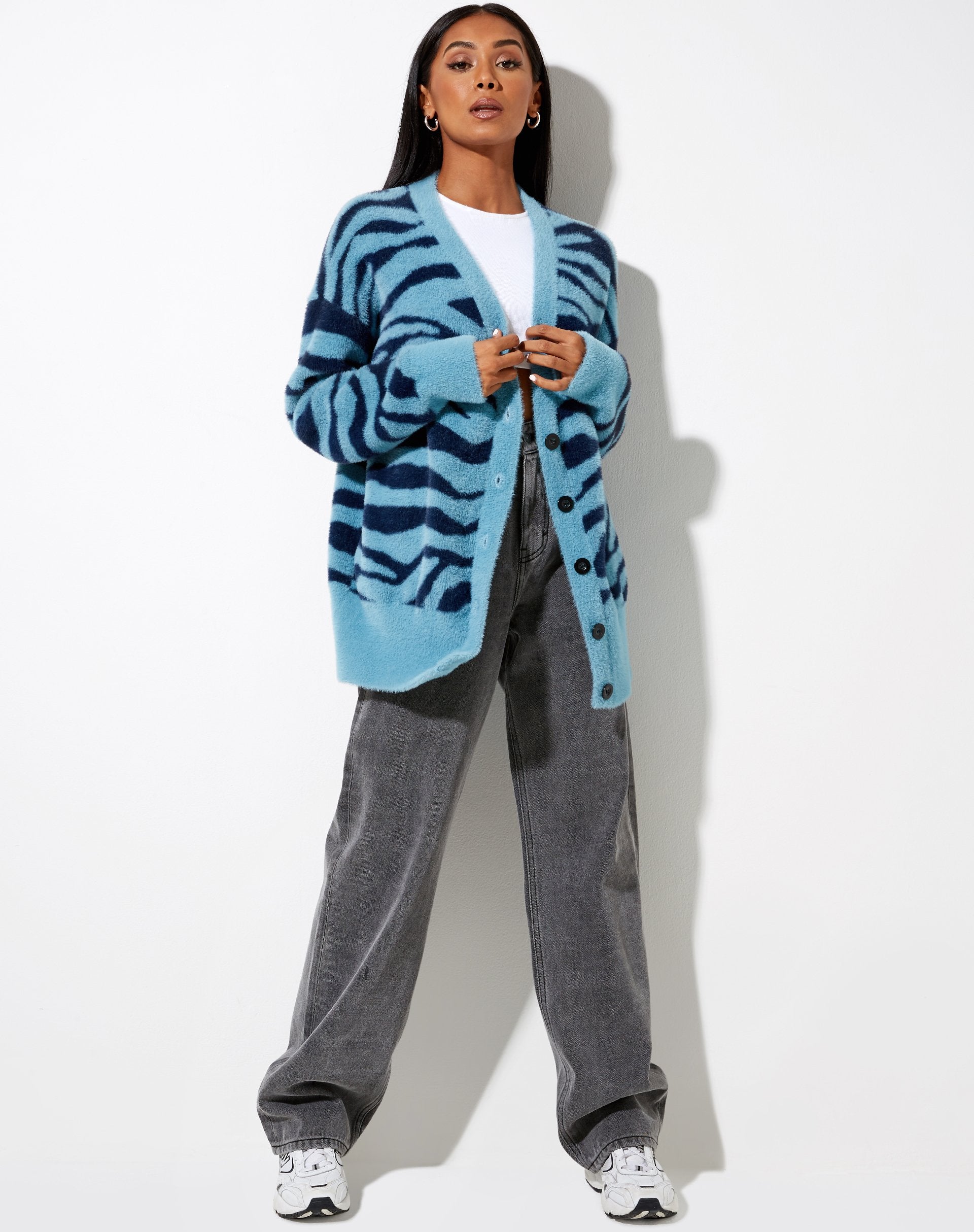 Immagine di Uriela Cardi in maglia zebrata blu e marina