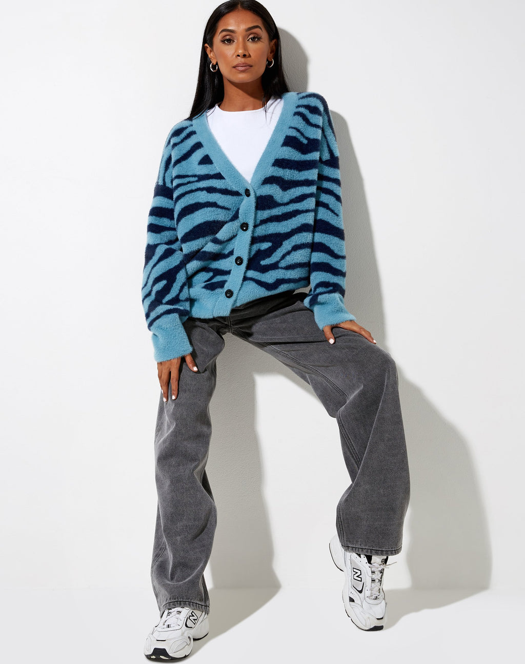 Uriela Cardi in maglia zebrata blu e marina