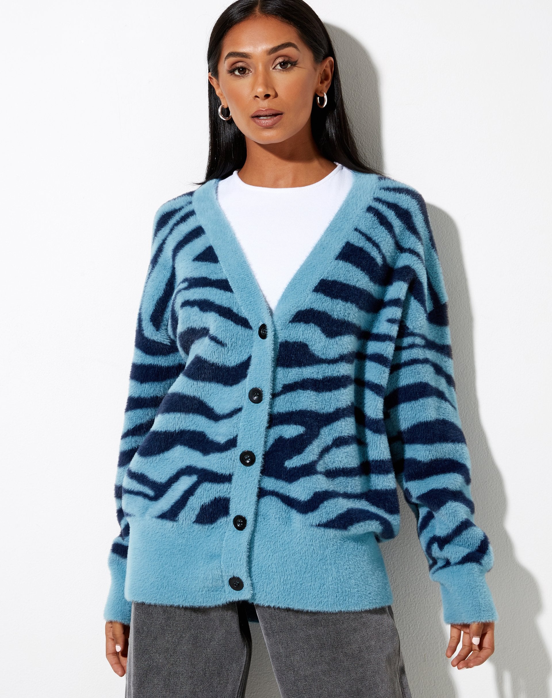 Immagine di Uriela Cardi in maglia zebrata blu e marina