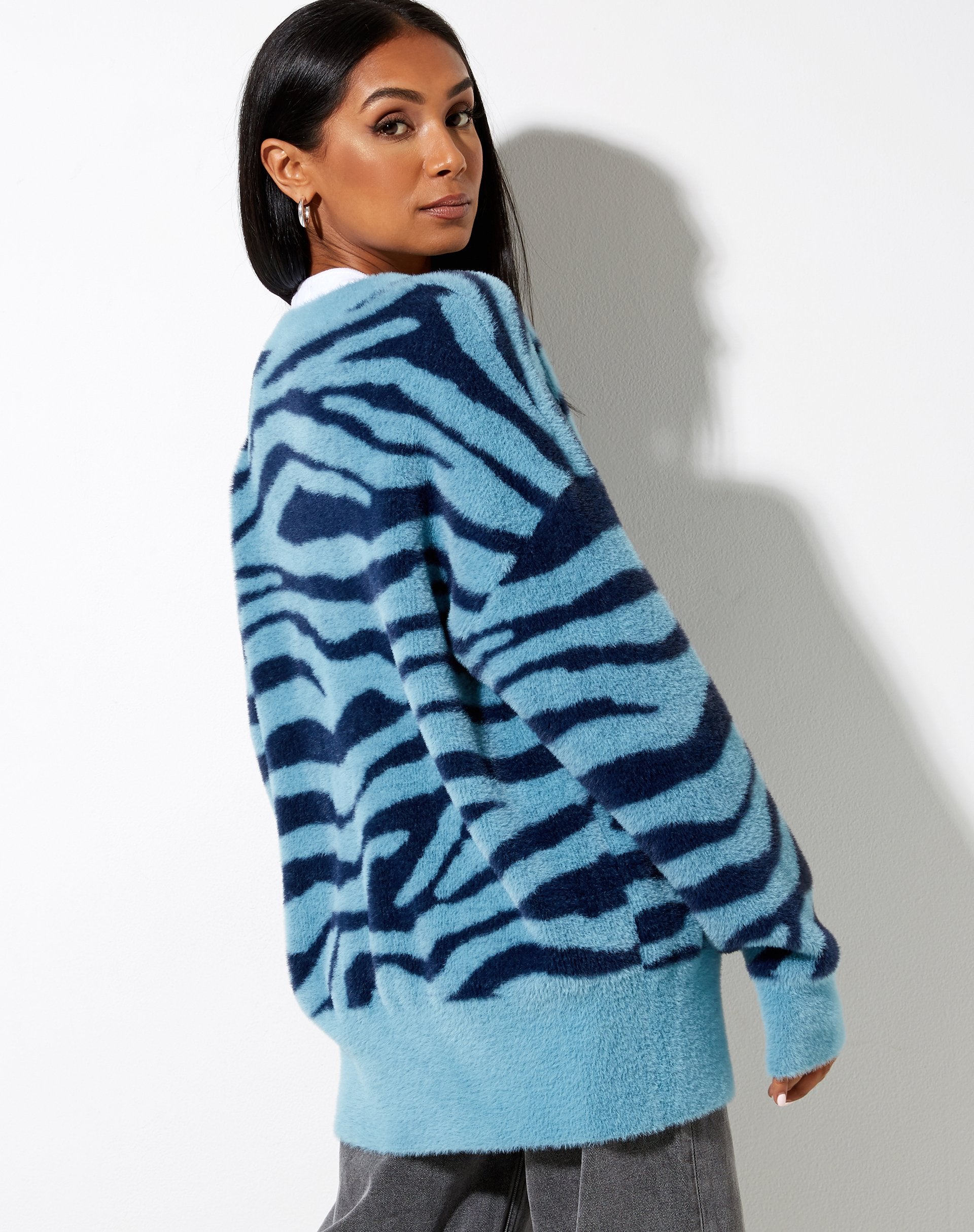 Immagine di Uriela Cardi in maglia zebrata blu e marina