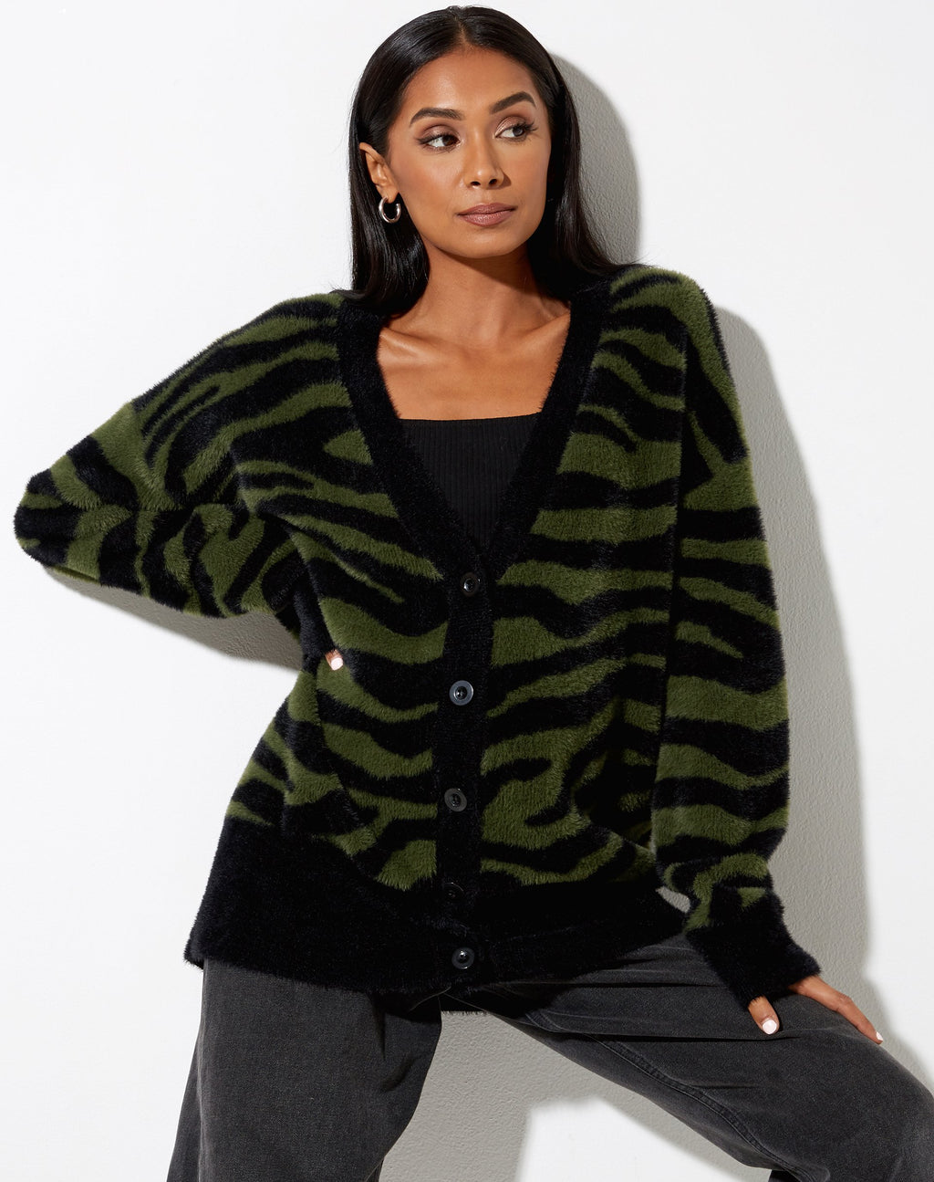 Uriela Cardi in maglia zebrata oliva e nera