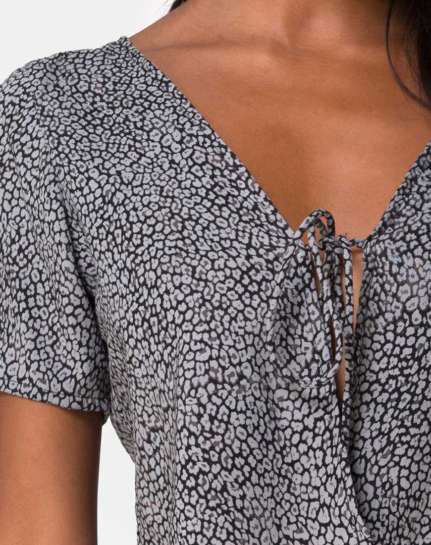 Immagine della camicetta Vaco in grigio leopardo ditsy