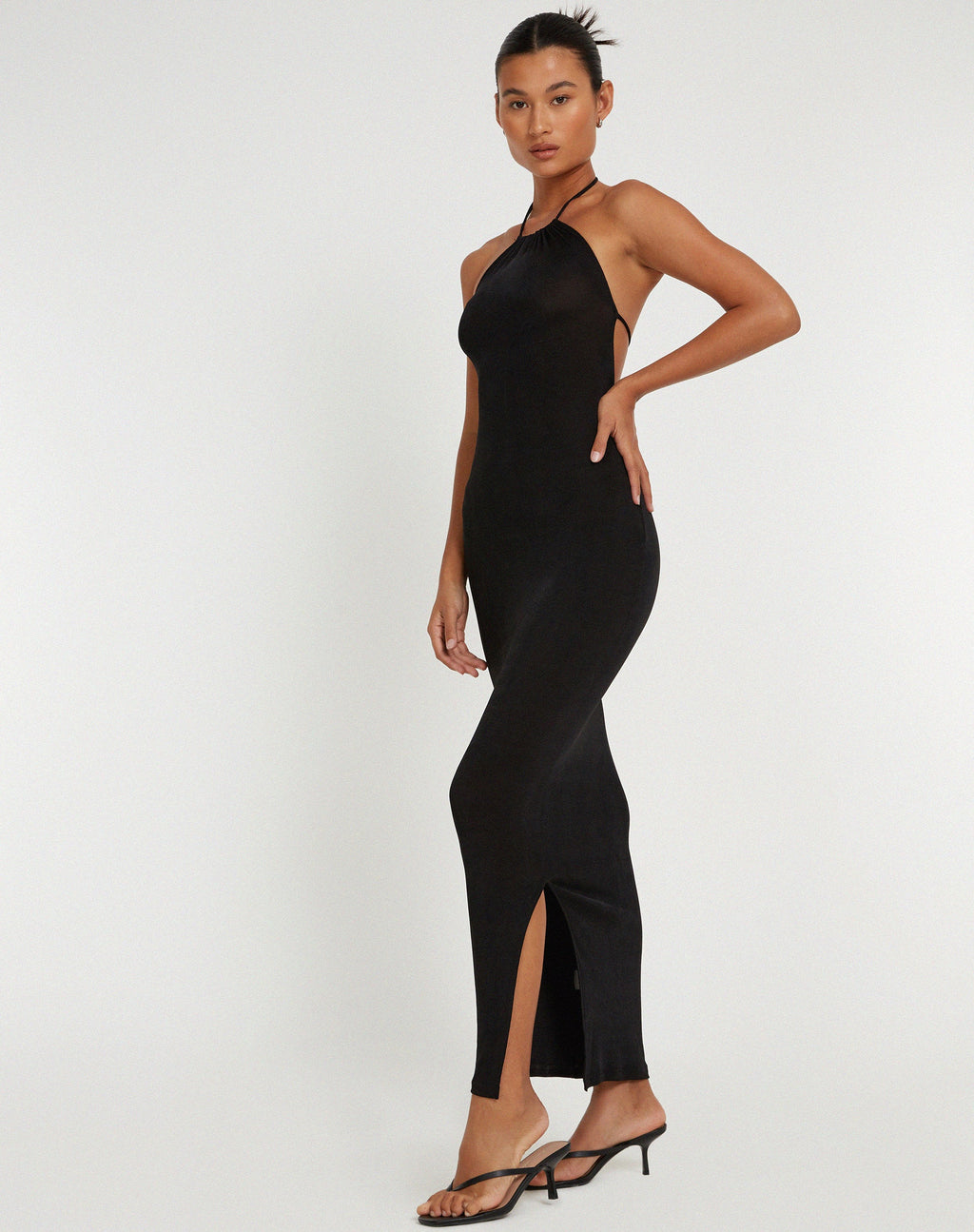 Maxi abito Virnilia con collo alto in nero
