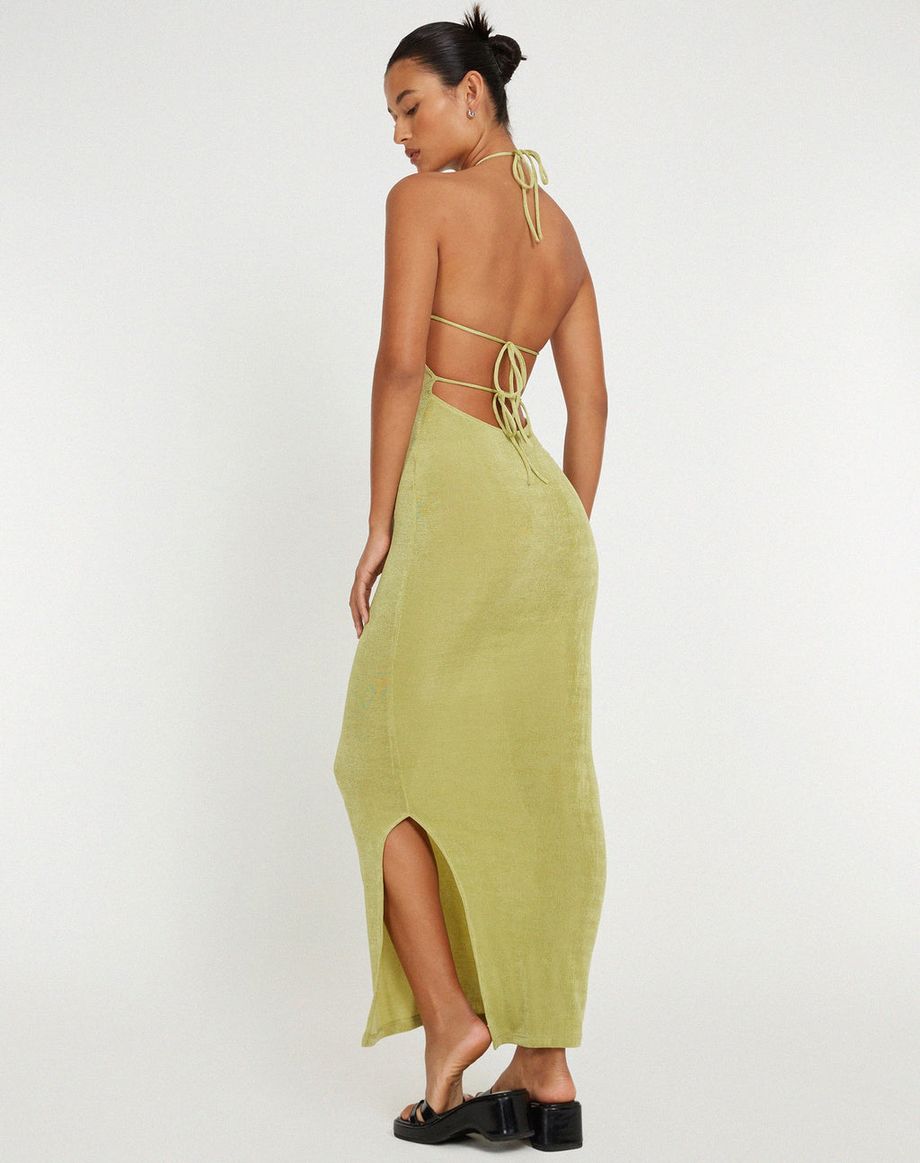 Maxi abito Virnilia con scollo a mezzaluna in lime