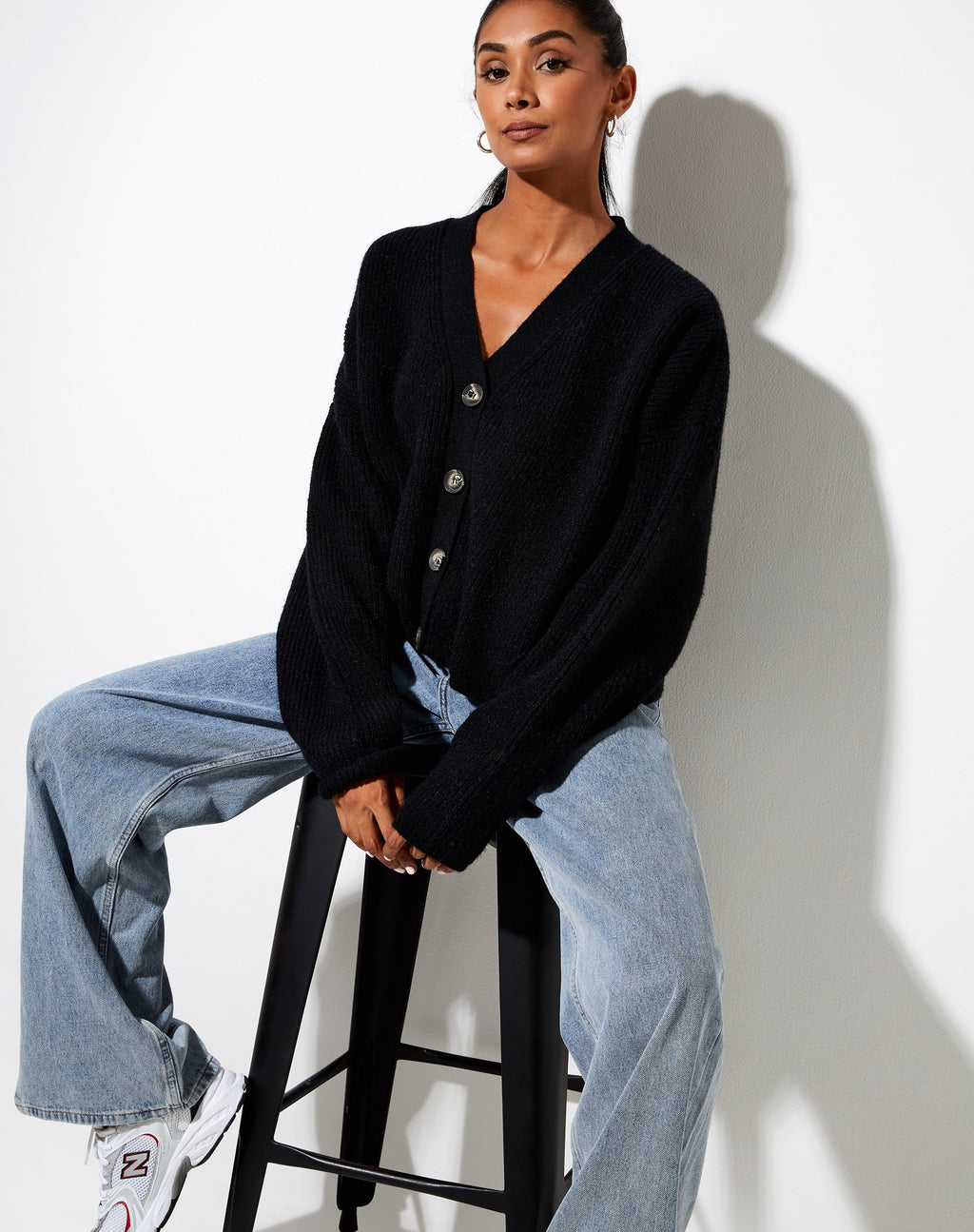 Cardi Wallace in nero
