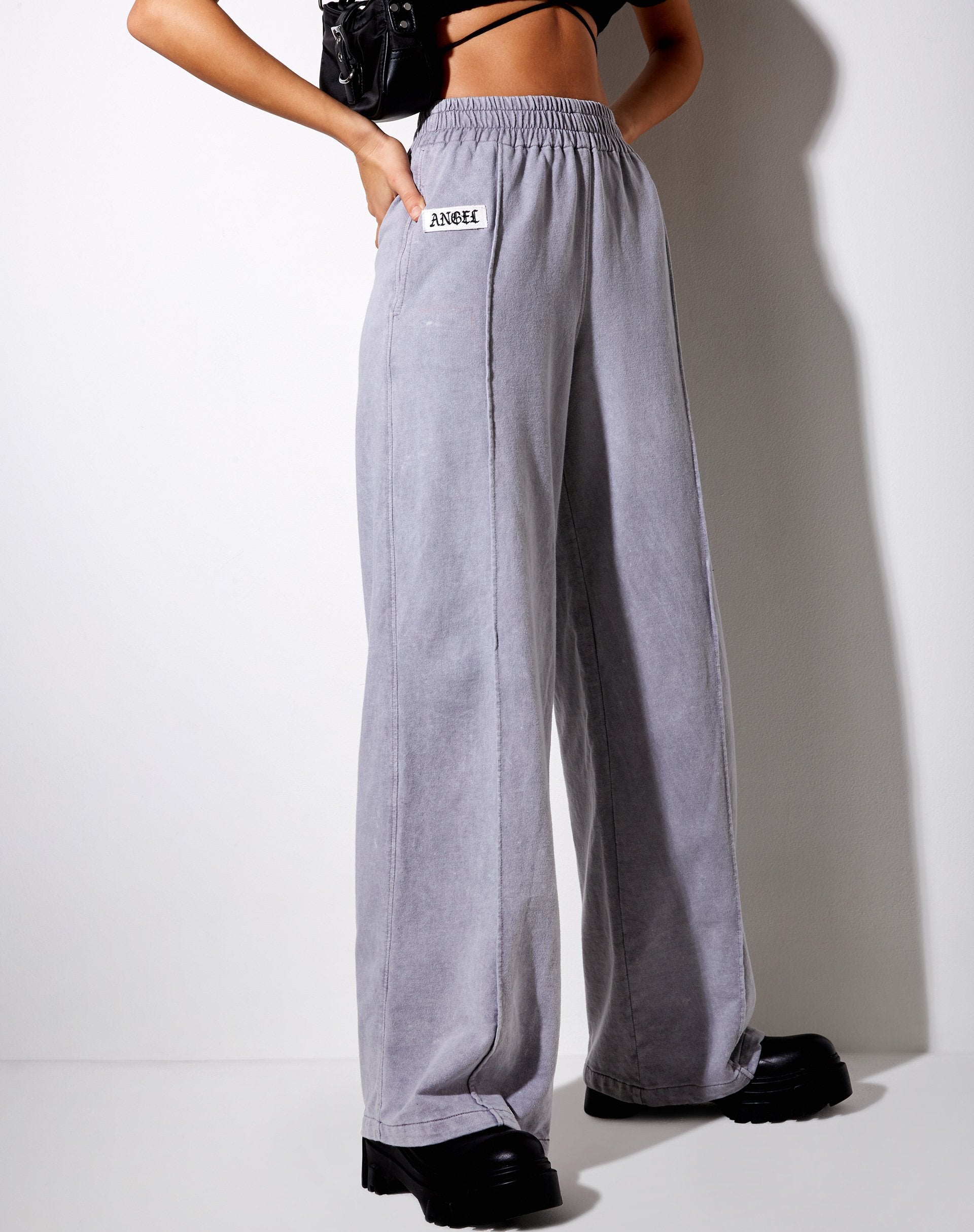 Immagine dei pantaloni Wungu in lavaggio grigio Angel Embro Label