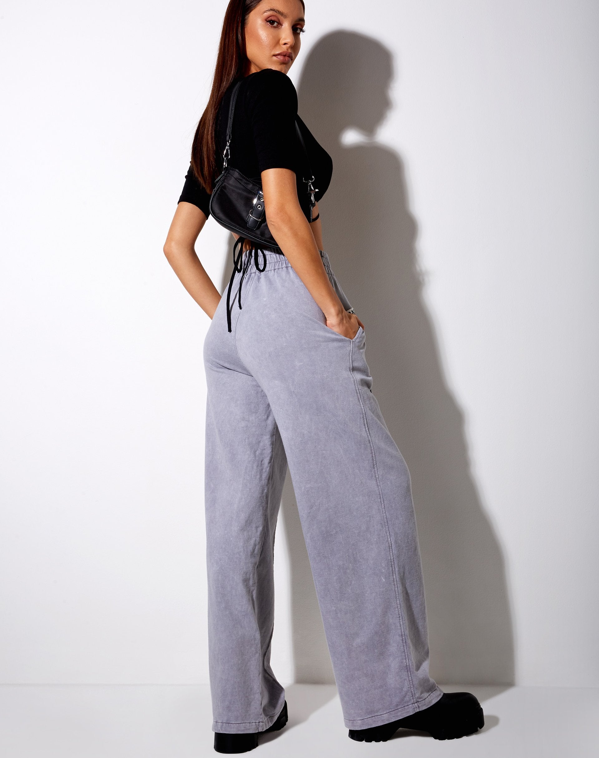 Immagine dei pantaloni Wungu in lavaggio grigio Angel Embro Label