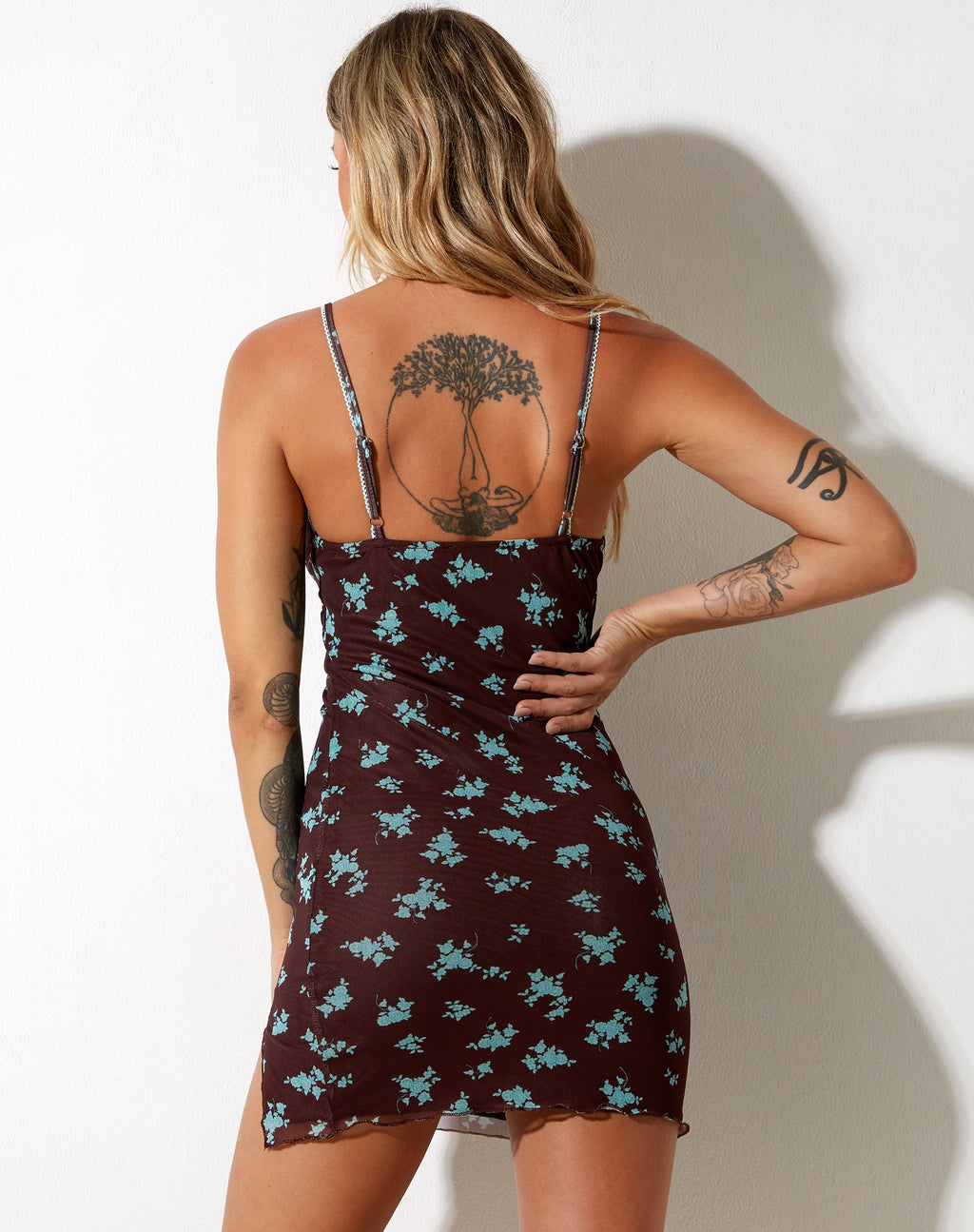 Mini abito Yakinta in Femme Floral blu e marrone