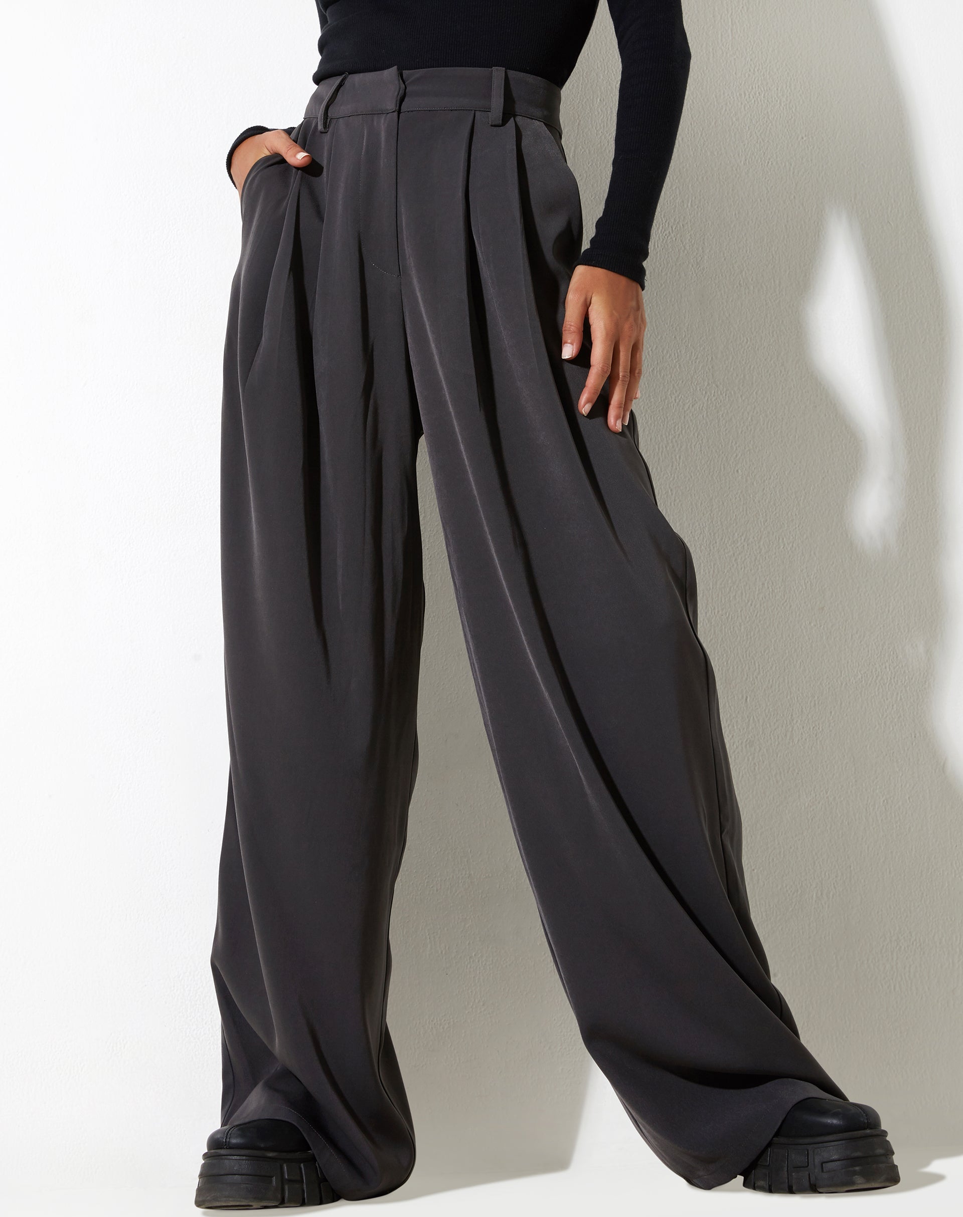 immagine di Yeka Trouser in Charcoal sartoriale