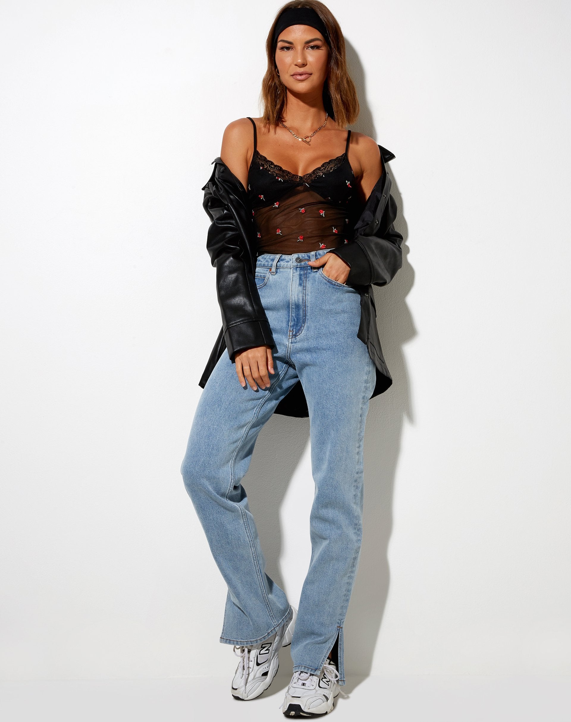 Immagine di Yenika Crop Top nero con rose rosse