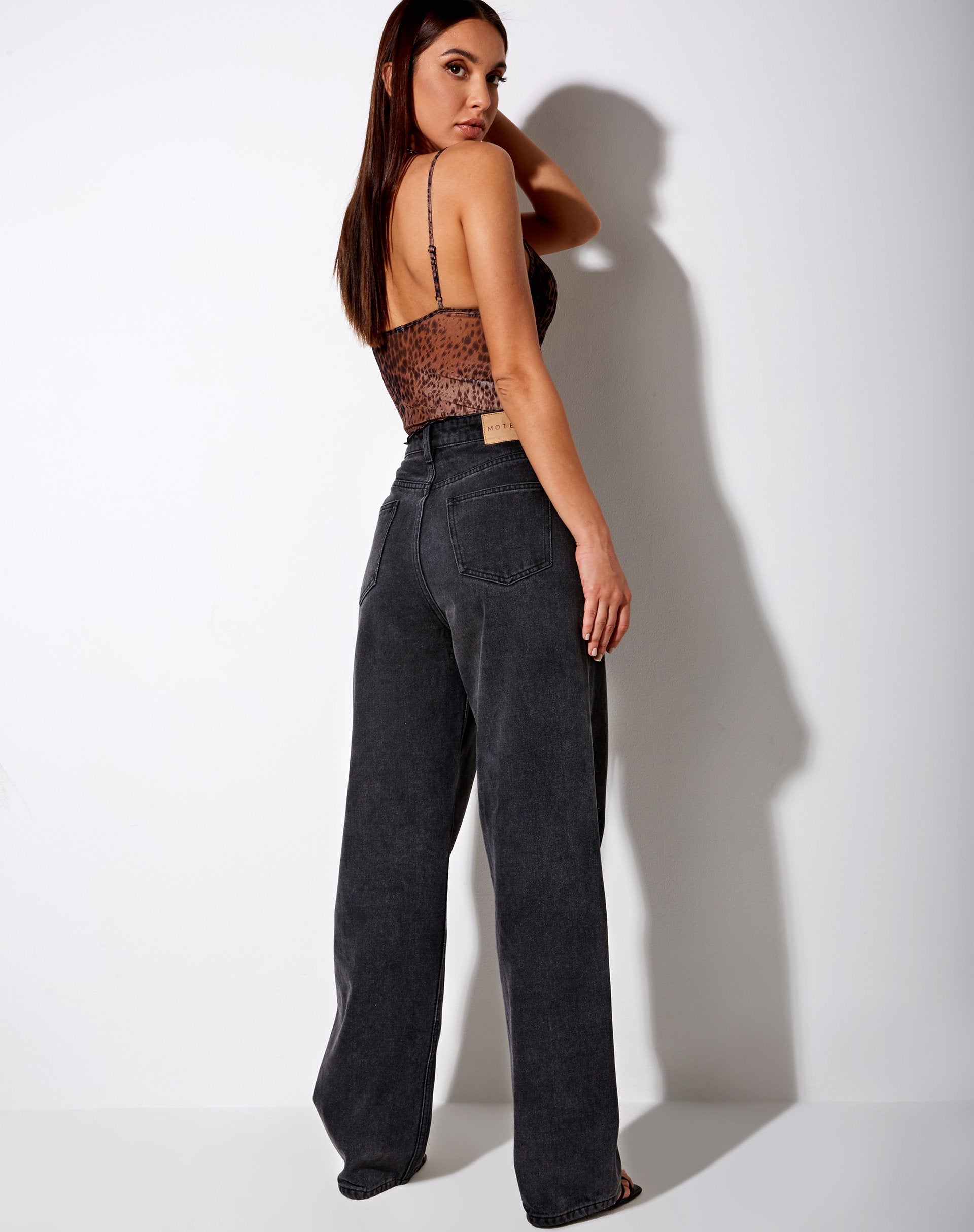 Immagine di Yenika Crop Top in marrone ghepardo sfumato con pizzo