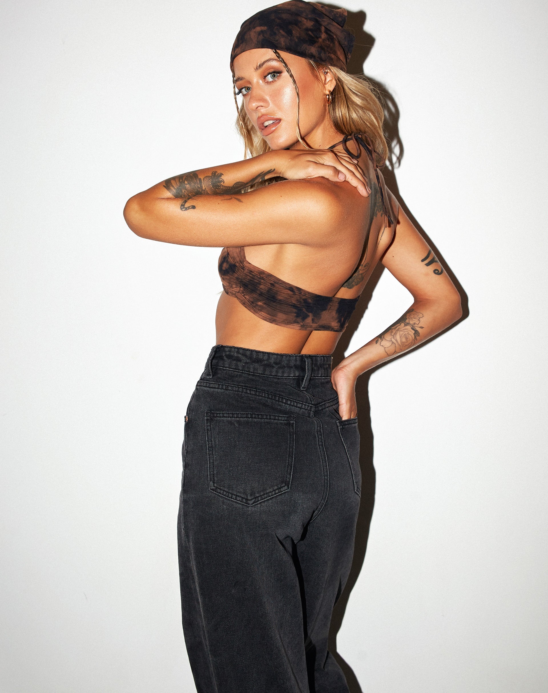 Immagine di Yessa Crop Top in Nero Ruggine Tie Dye