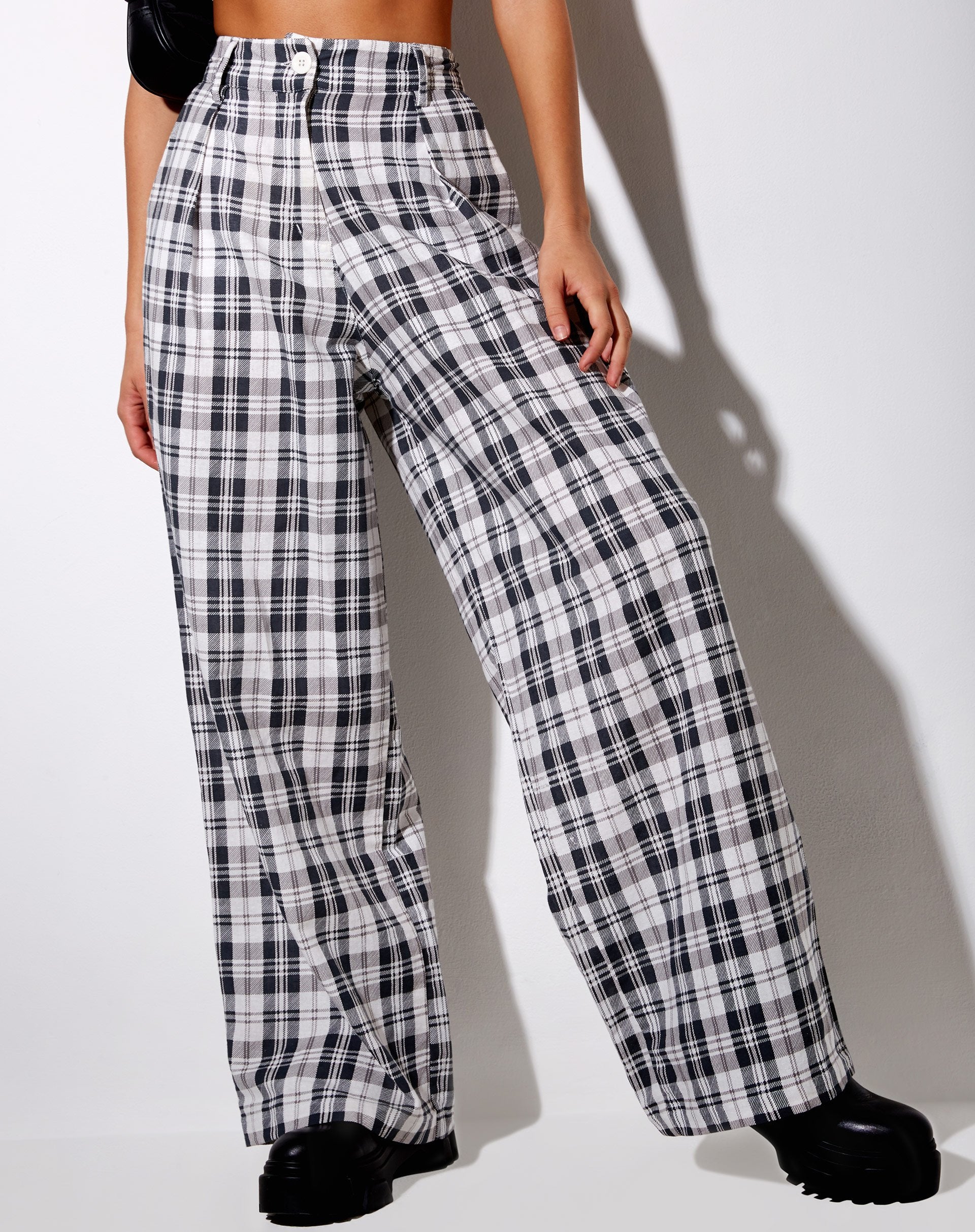 Immagine dei pantaloni Yeva in grigio Checking Out