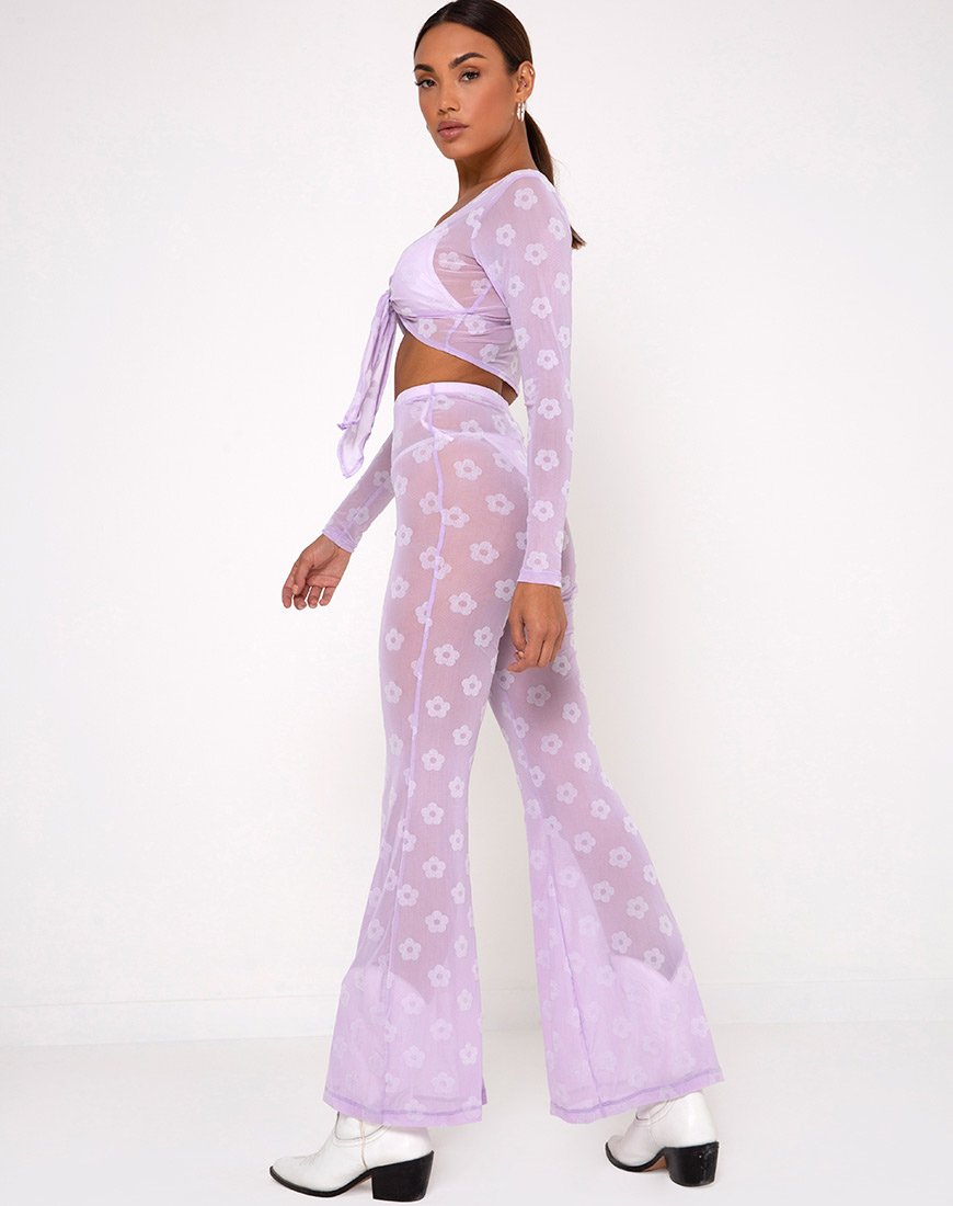 Pantaloni svasati Herlom in maglia lilla a margherite bianche