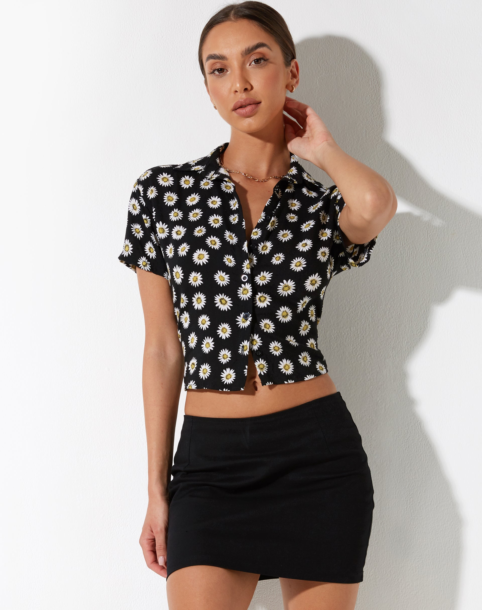 immagine di Yuwen Cropped Shirt in Grunge Daisy Nero