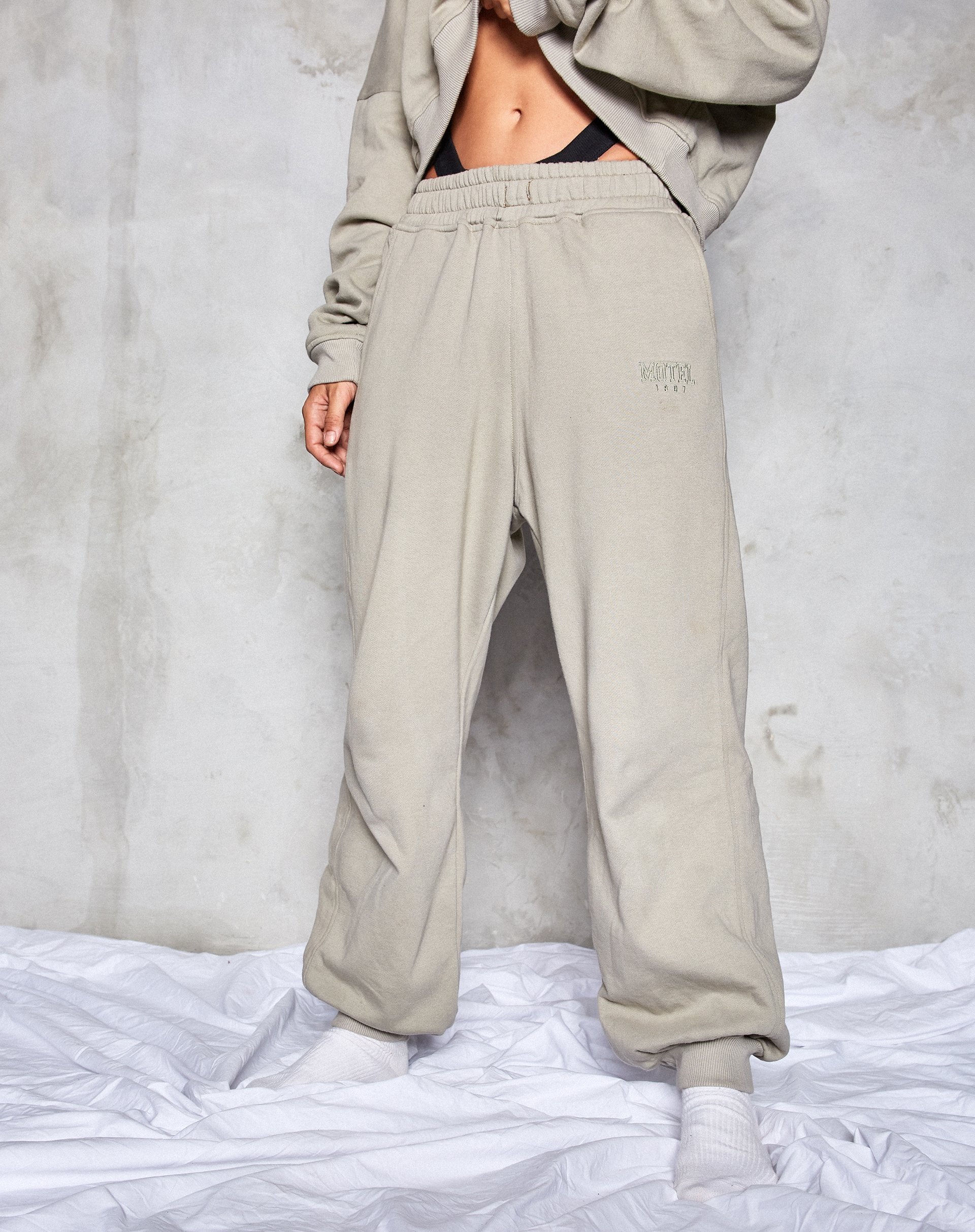 Immagine di Roider Jogger in London Fog Motel 1997 Embro