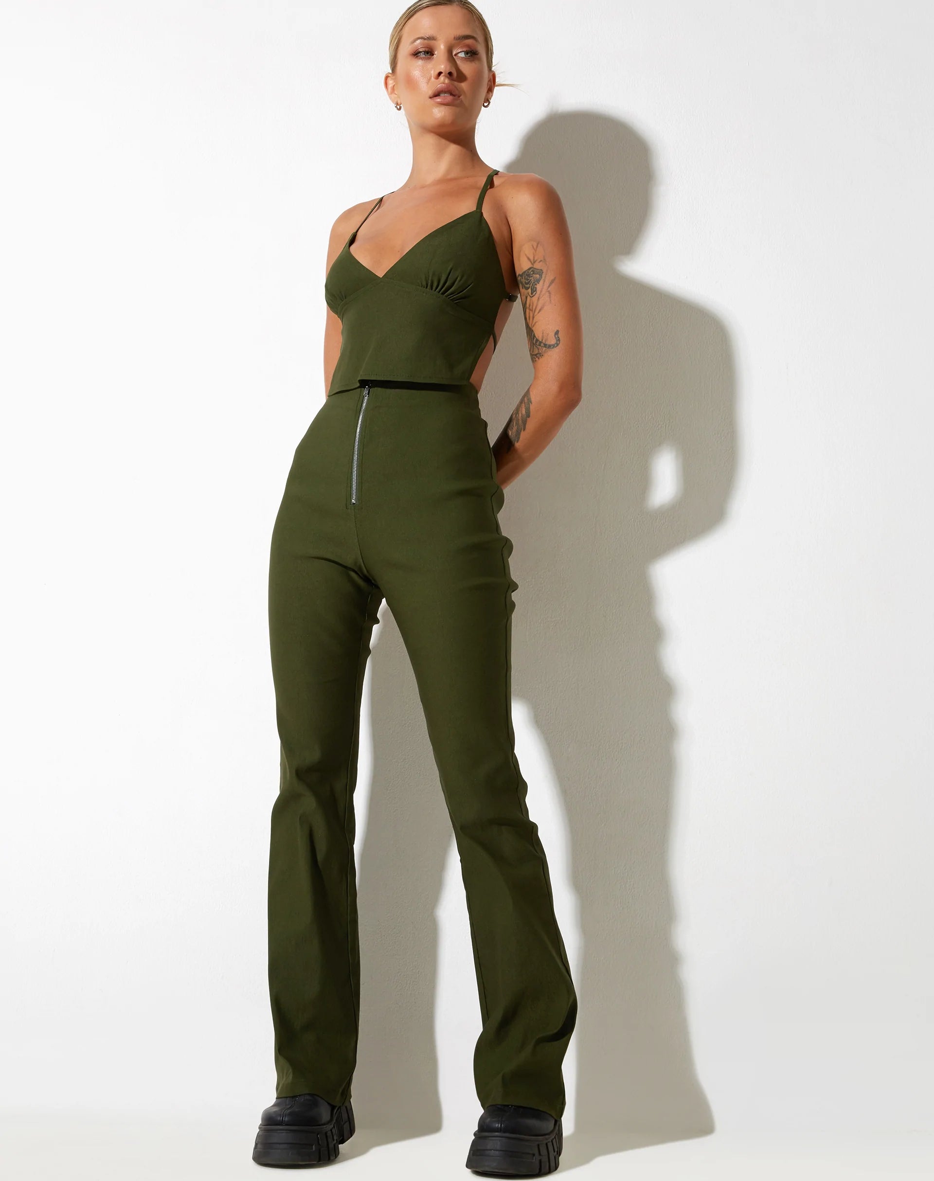 immagine di Zorah, pantalone svasato in oliva sartoriale