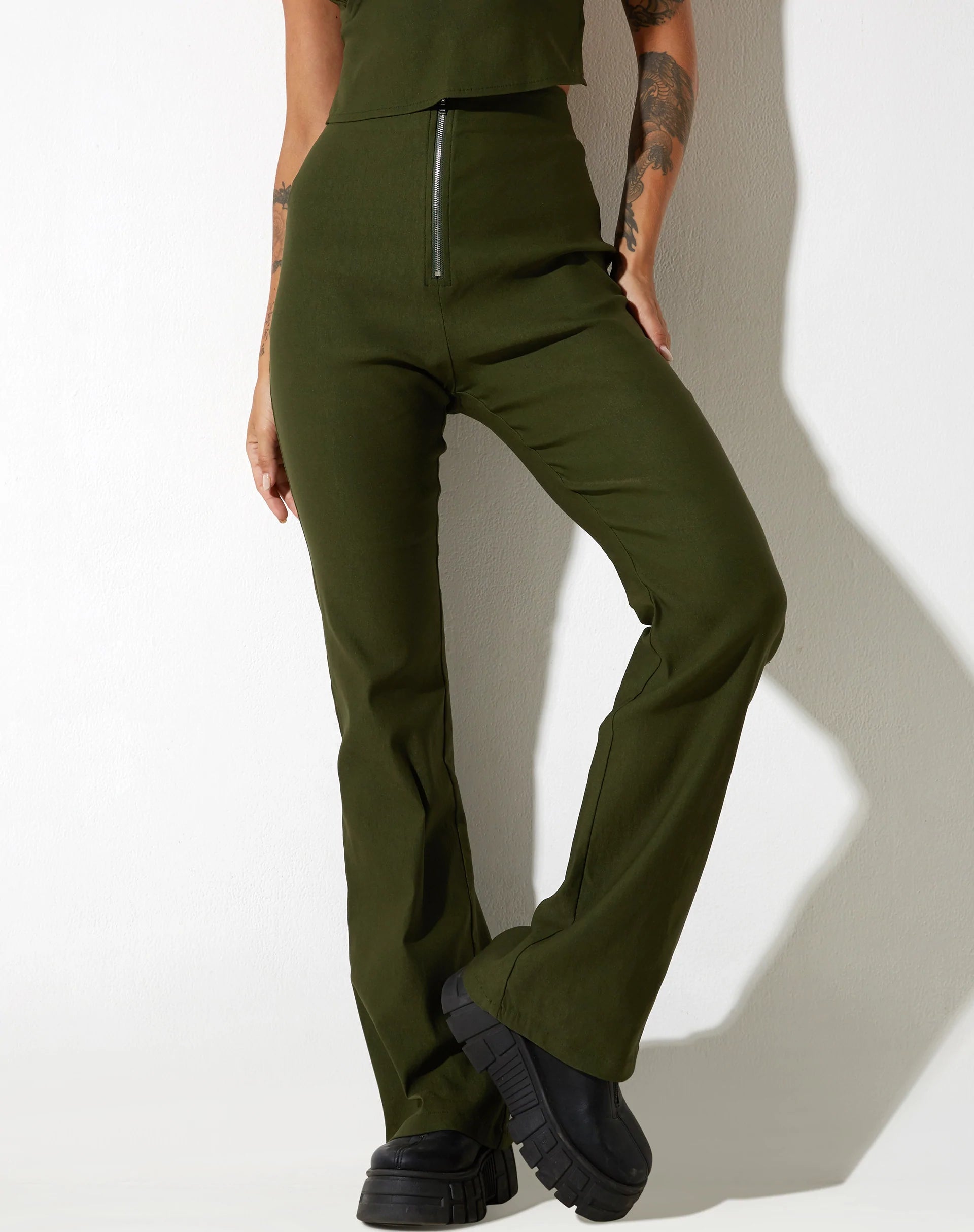 immagine di Zorah, pantalone svasato in oliva sartoriale