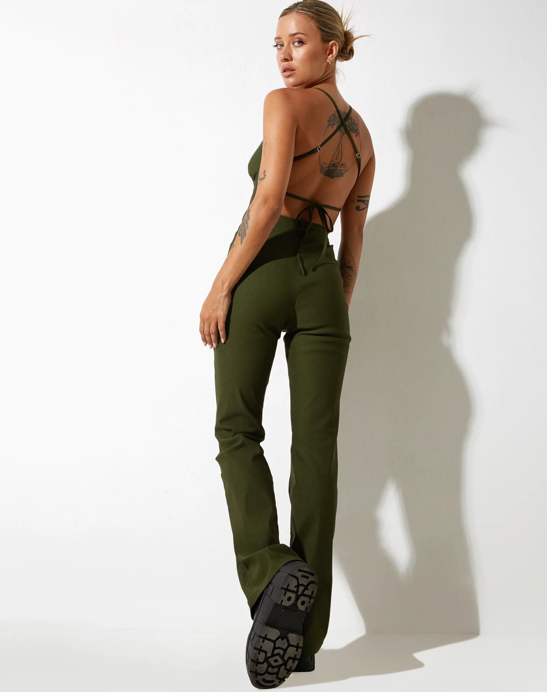 immagine di Zorah, pantalone svasato in oliva sartoriale