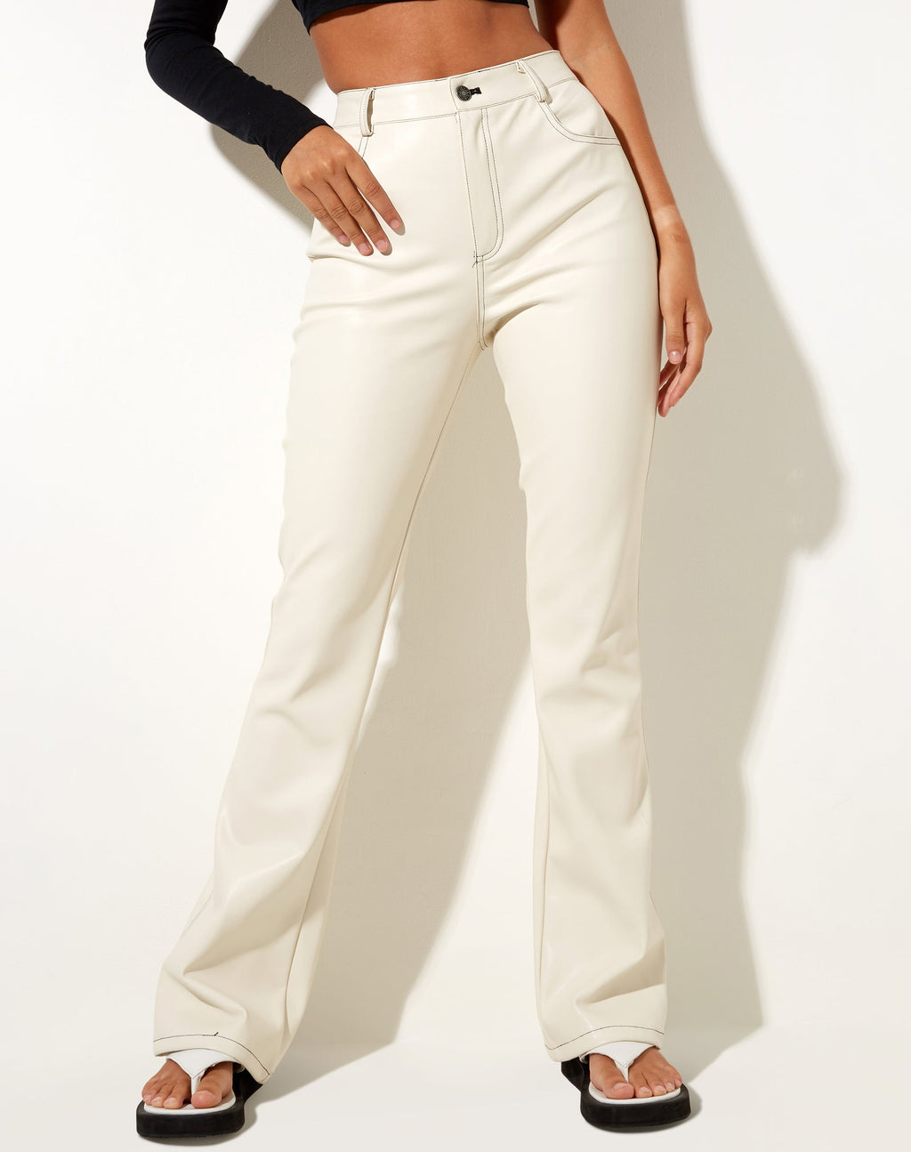 Pantaloni Zorea in PU Latte di Cocco con cuciture nere