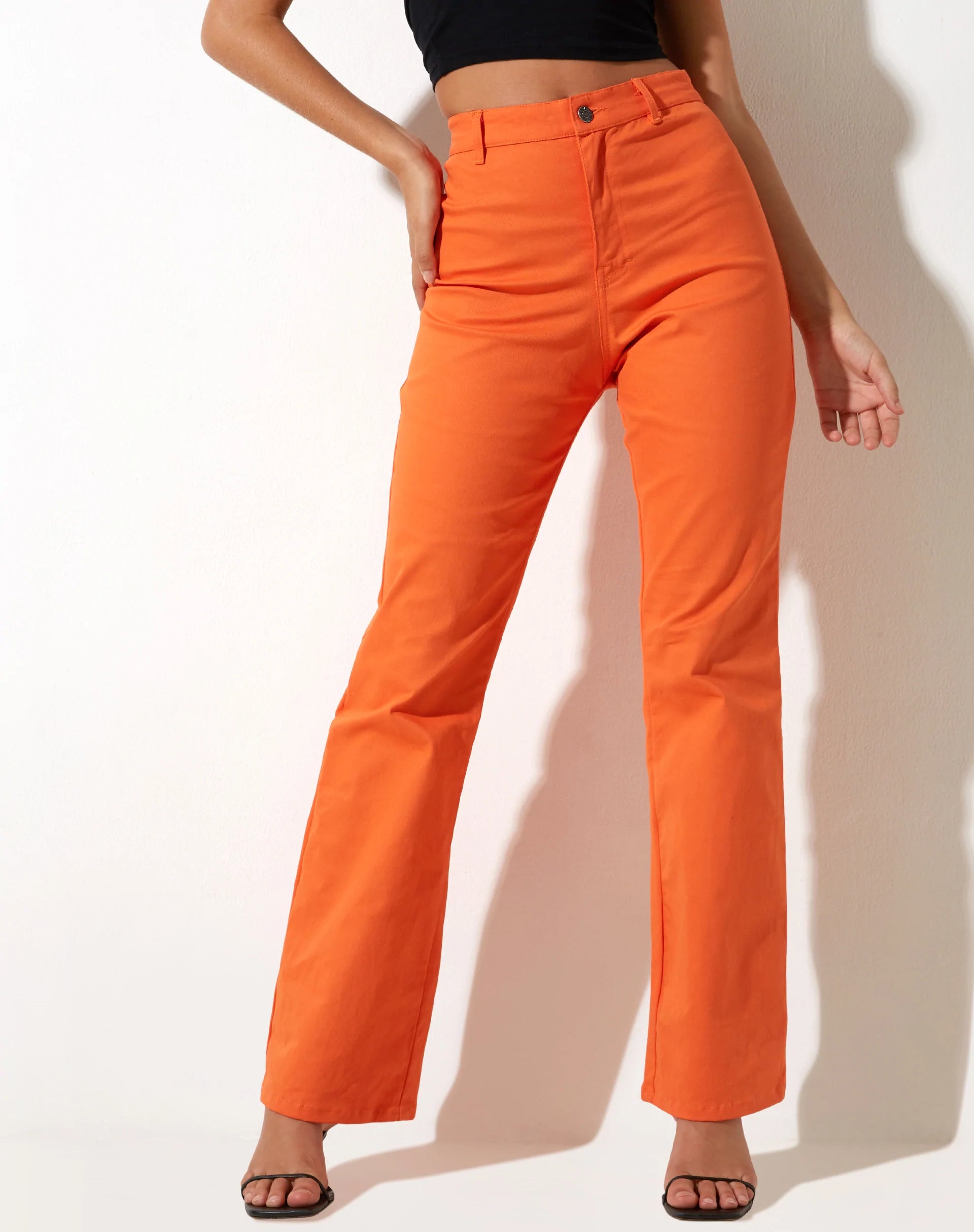 Pantaloni svasati Zoven in twill rosa corallo