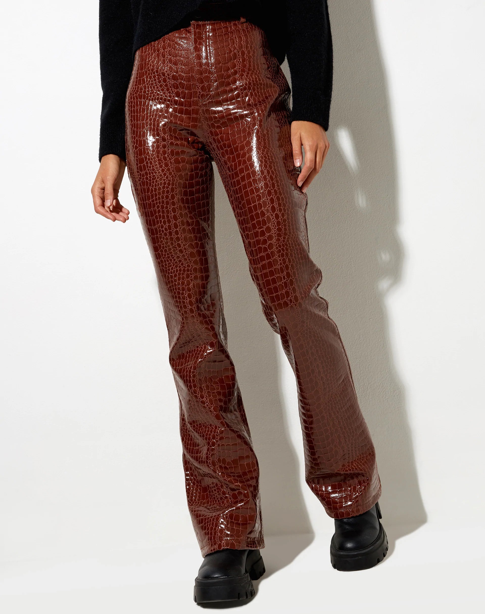 Immagine di Zoven Pantalone Flare in Croc PU Marrone