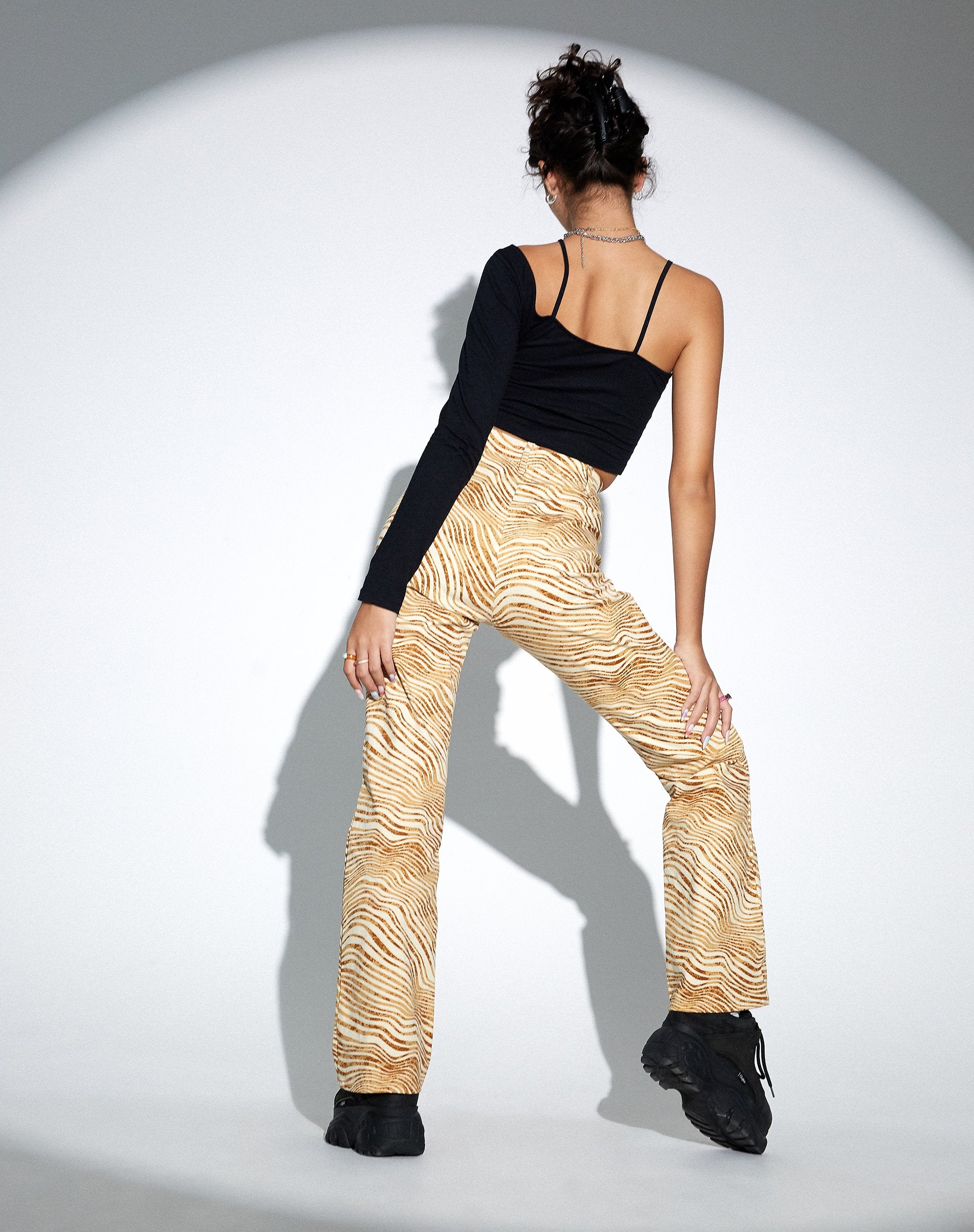Immagine di MOTEL X OLIVIA NEILL Zoven Flare Trouser in Desert Terrain Tan