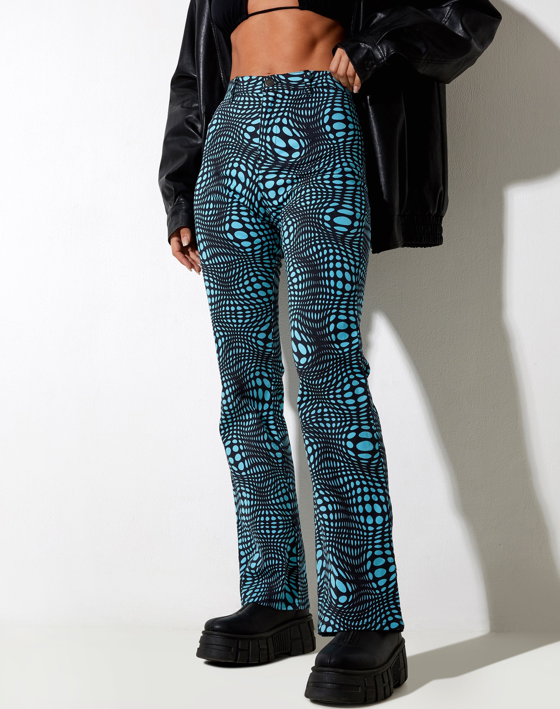 Immagine di Zoven Pantaloni svasati in blu ottico a pois