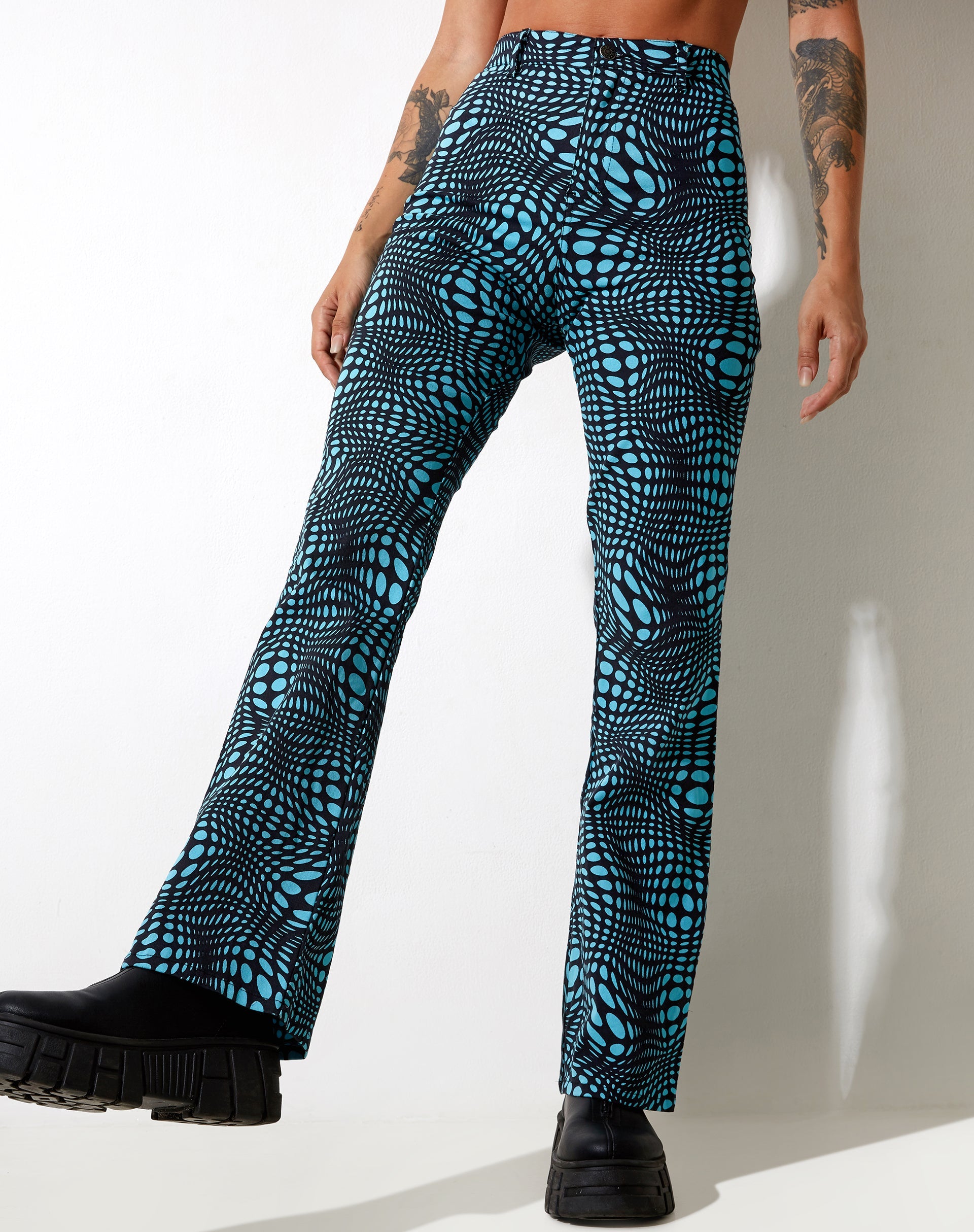 Immagine di Zoven Pantaloni svasati in blu ottico a pois