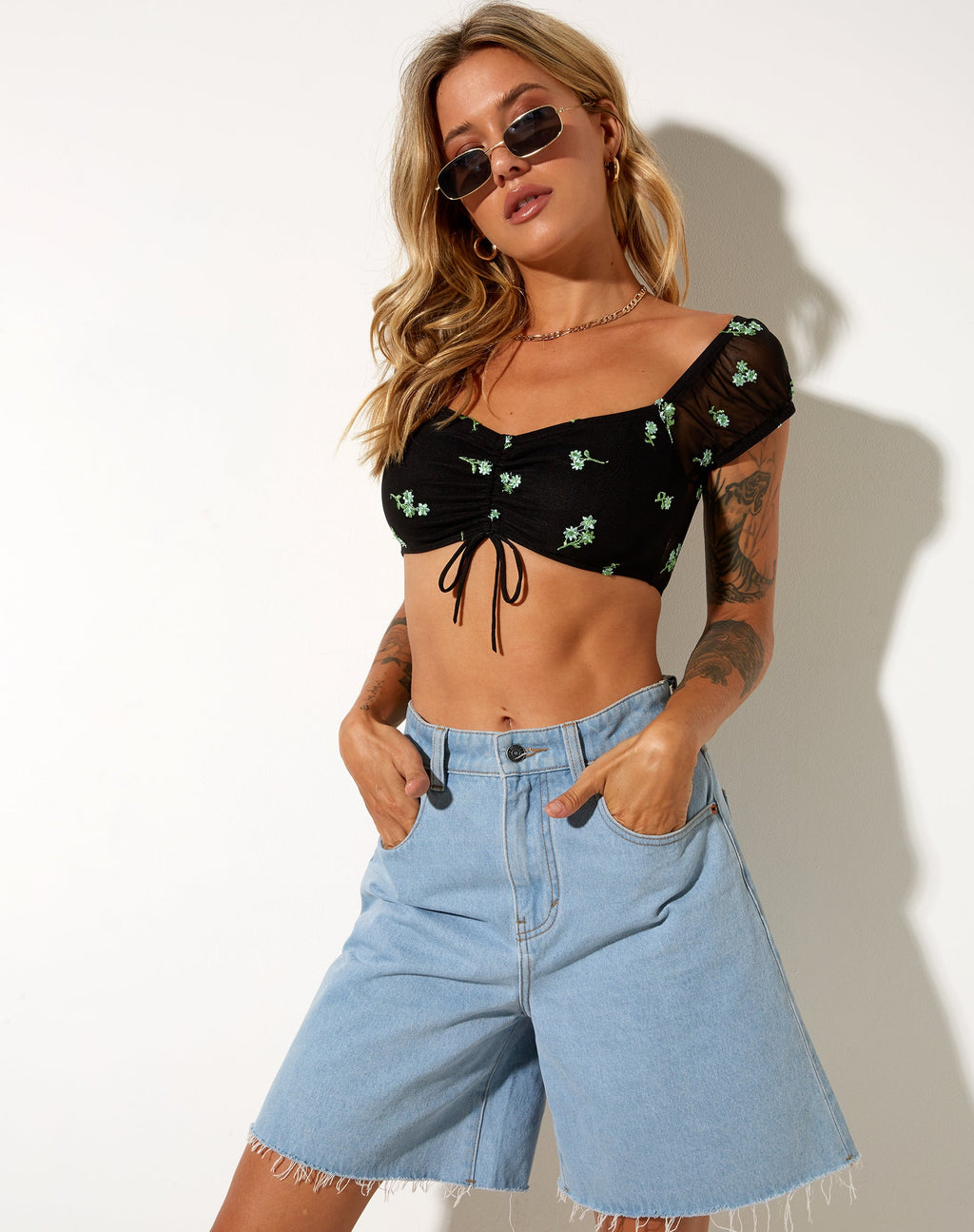 Crop Top Zule in nero con ricami a margherita e lime