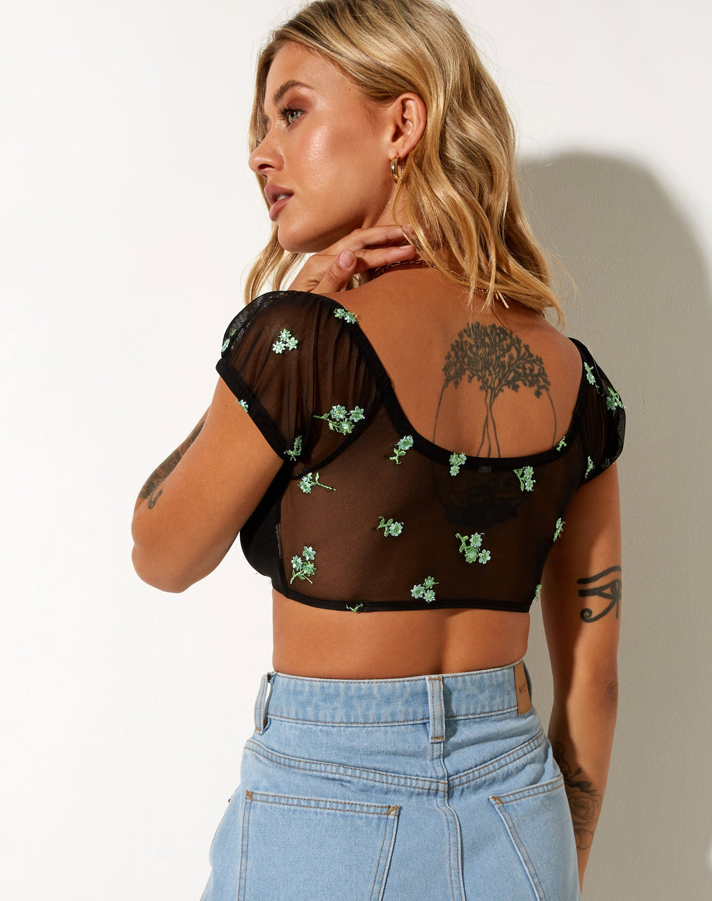 Crop Top Zule in nero con ricami a margherita e lime