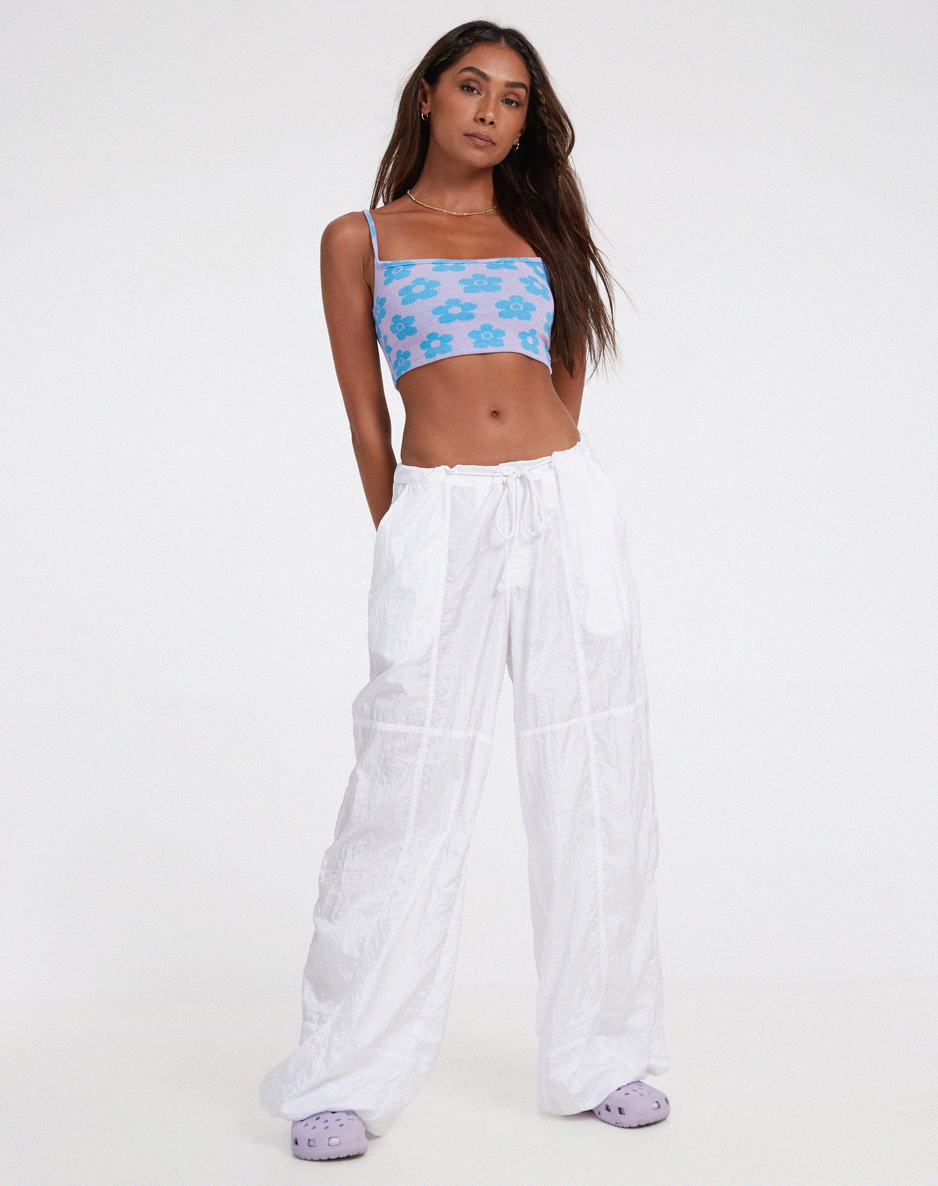 immagine di Tala Crop Top in Daisy Lilla e Blu, con una simpatica fantasia floreale