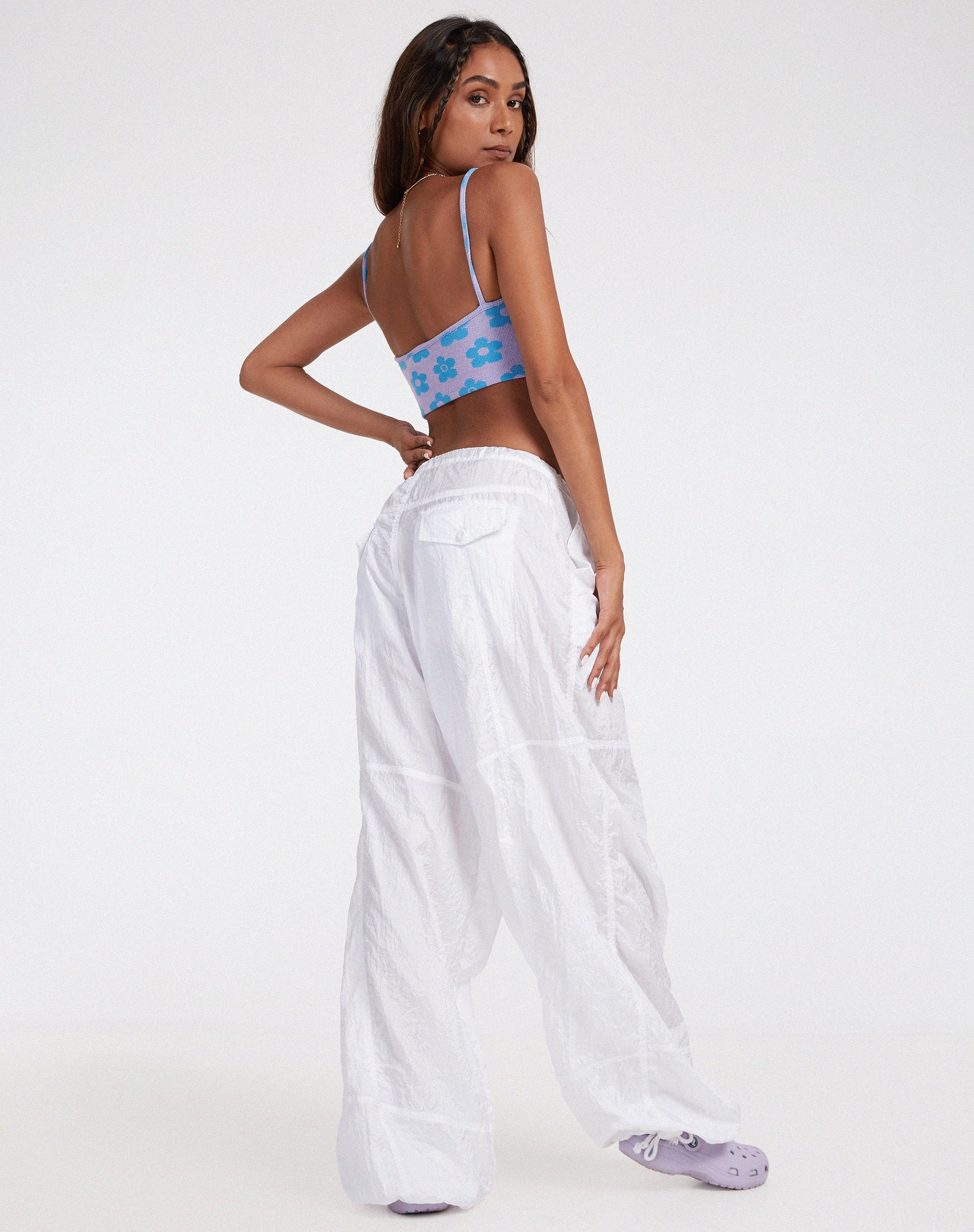 immagine di Tala Crop Top in Daisy Lilla e Blu, con una simpatica fantasia floreale